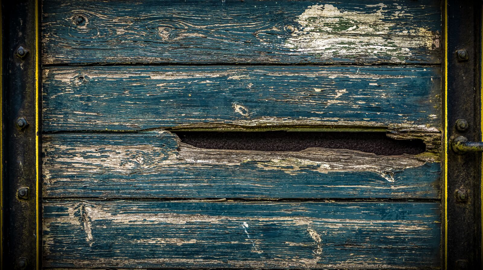 Sony a7 II + Sony FE 28-70mm F3.5-5.6 OSS sample photo. Wood, wall boards, weathered photography