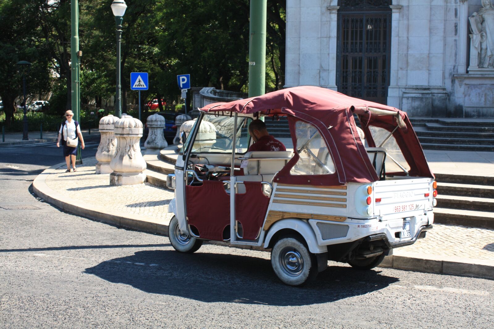 Canon EOS 450D (EOS Rebel XSi / EOS Kiss X2) sample photo. Lisbon, car, vintage photography