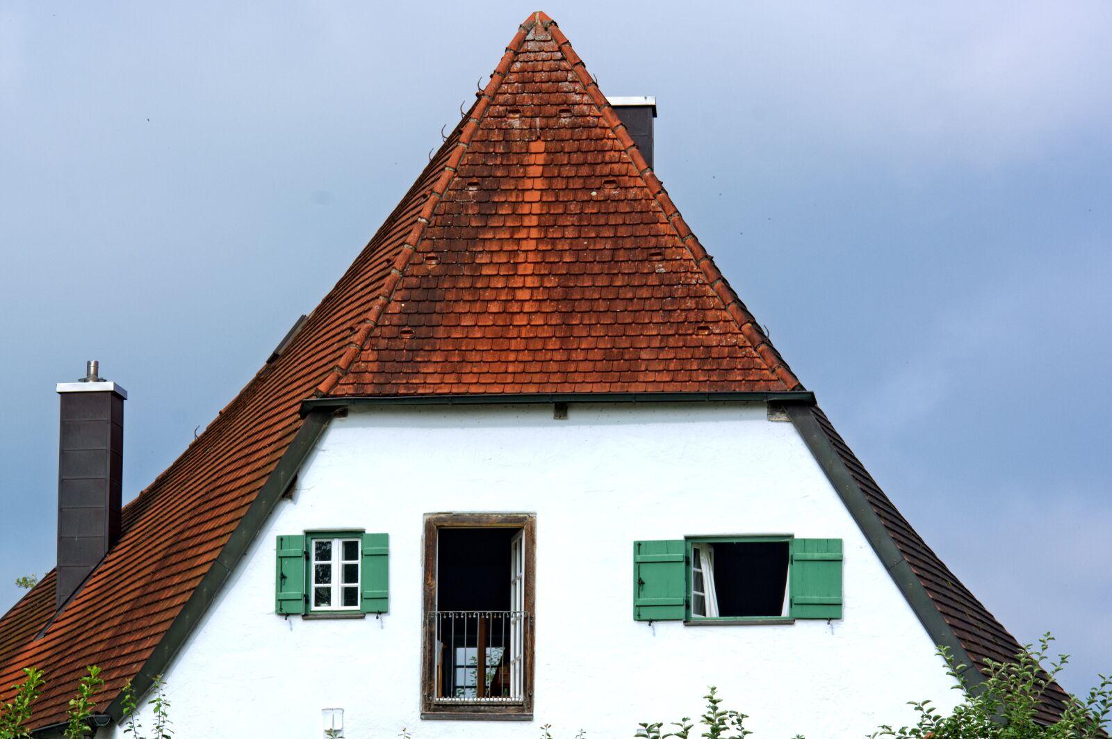 55.0-200.0mm f/4.0-f/5.6 sample photo. Hausgiebel, roof top, gable photography