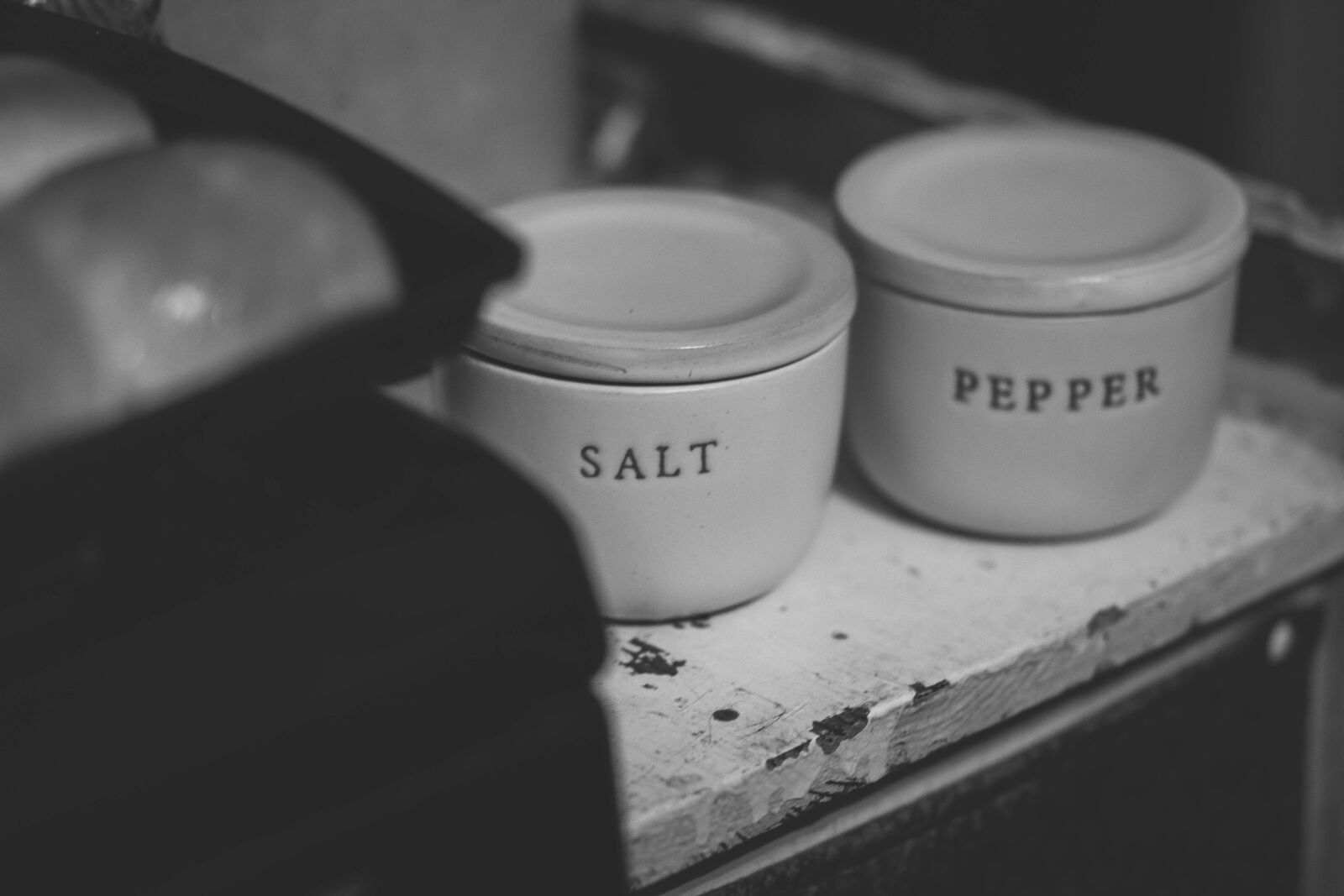 Canon EOS 7D + Canon EF 85mm F1.8 USM sample photo. Kitchen, black white, cook photography