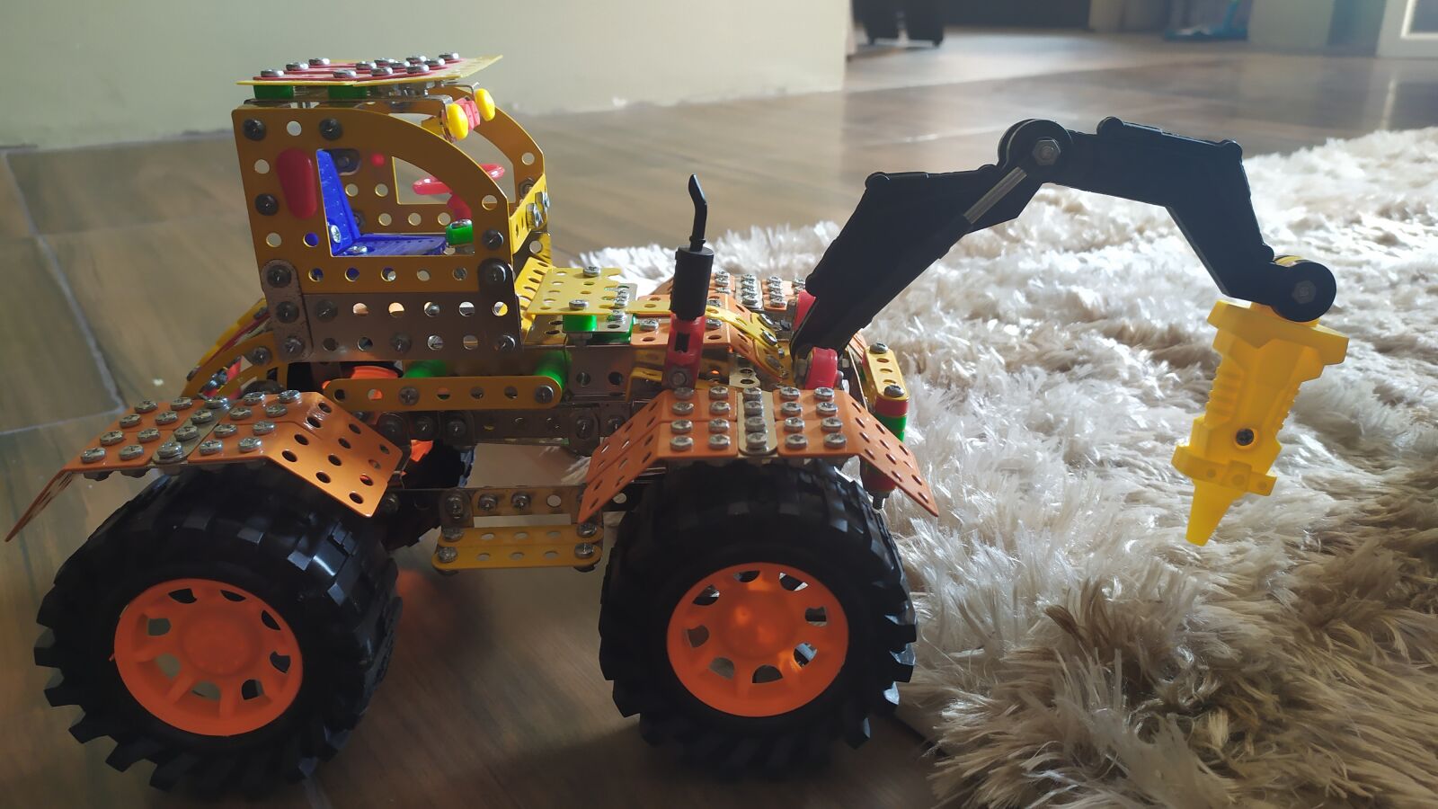 Xiaomi Redmi Note 7 sample photo. Juguete, tractor, vehiculo photography