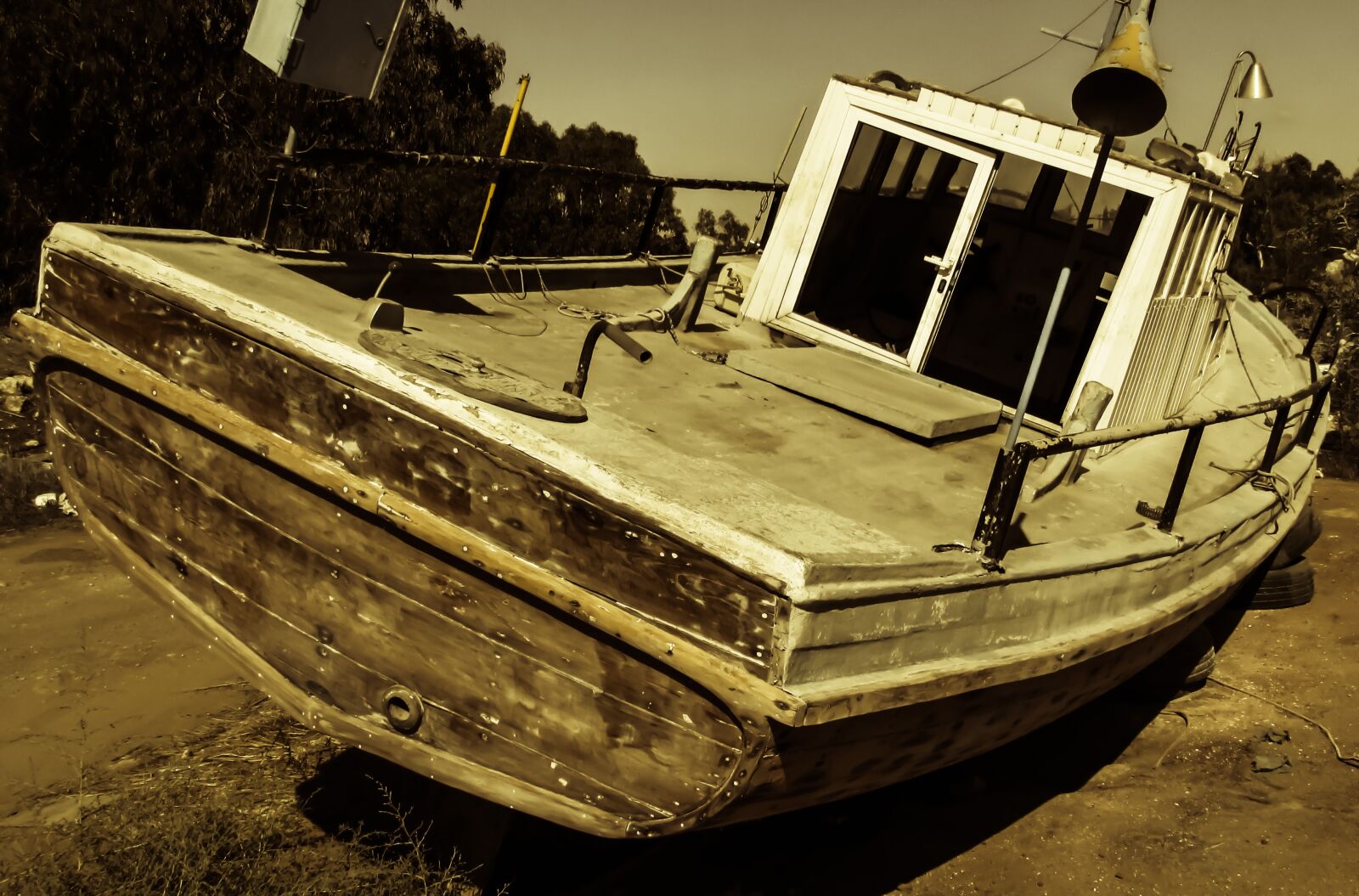 Canon PowerShot SX400 IS sample photo. Boat, old, abandoned photography