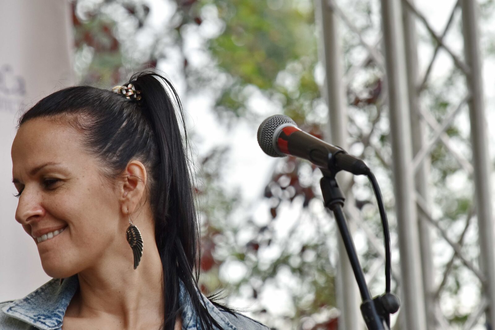 Nikon D5500 sample photo. Enjoyment, music, performer, singing photography