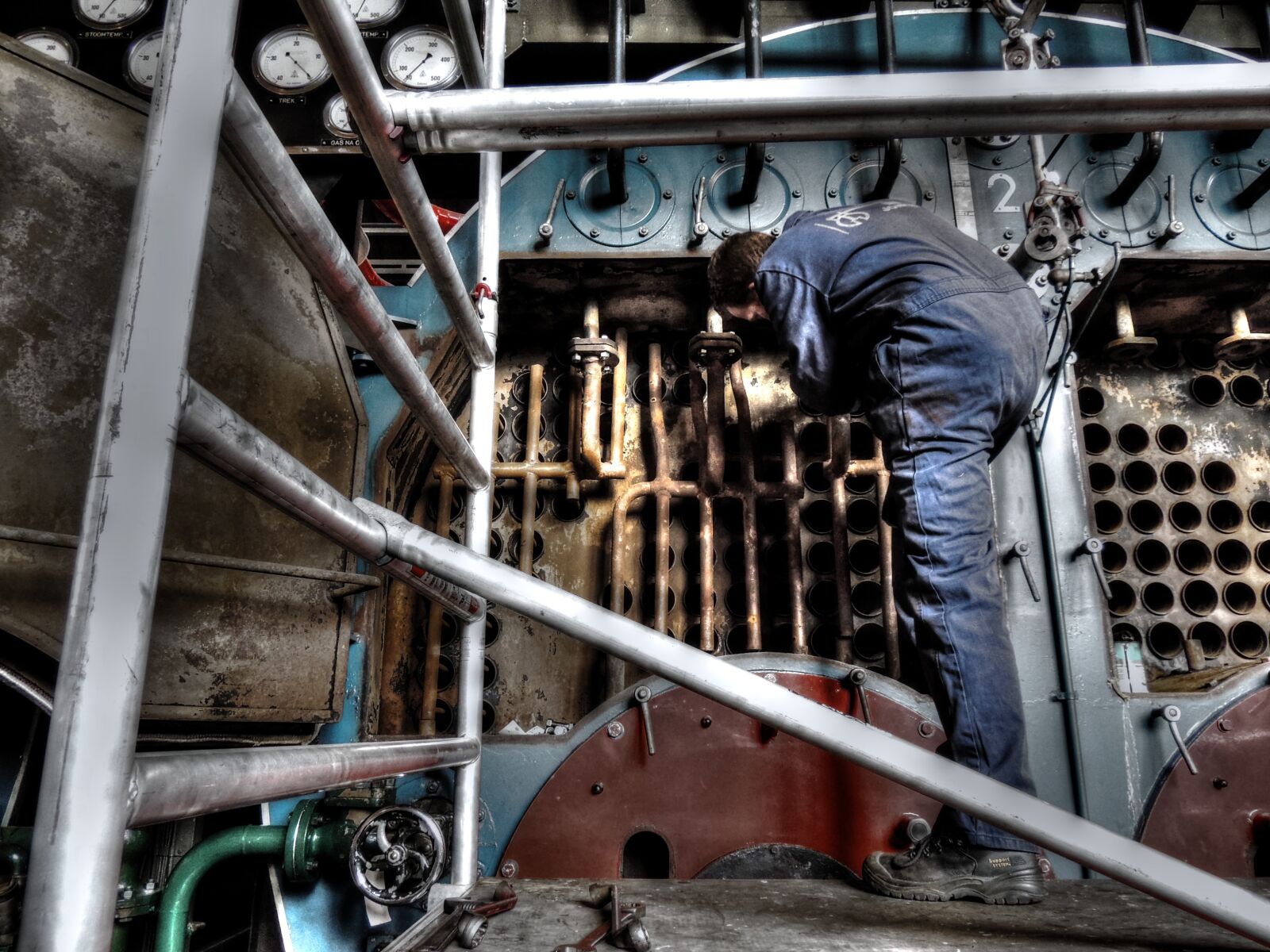 Nikon Coolpix P510 sample photo. Maintenance, steam boiler, steamboiler photography