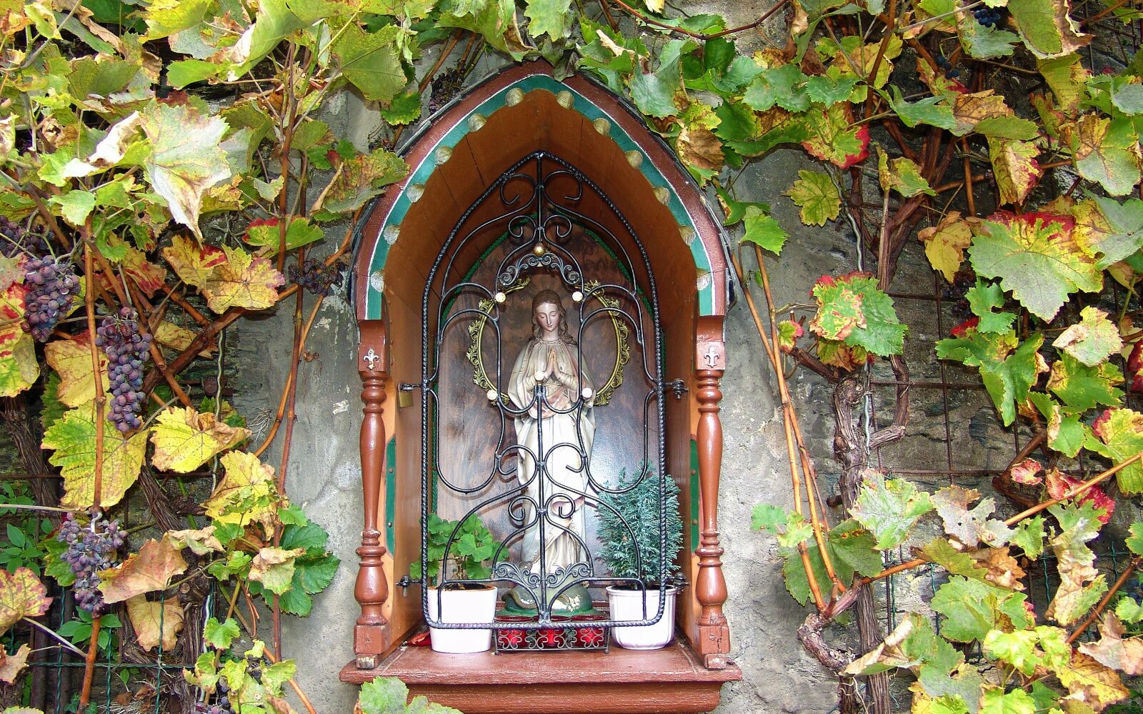 Sony DSC-F828 sample photo. Madonna, shrine, religion photography