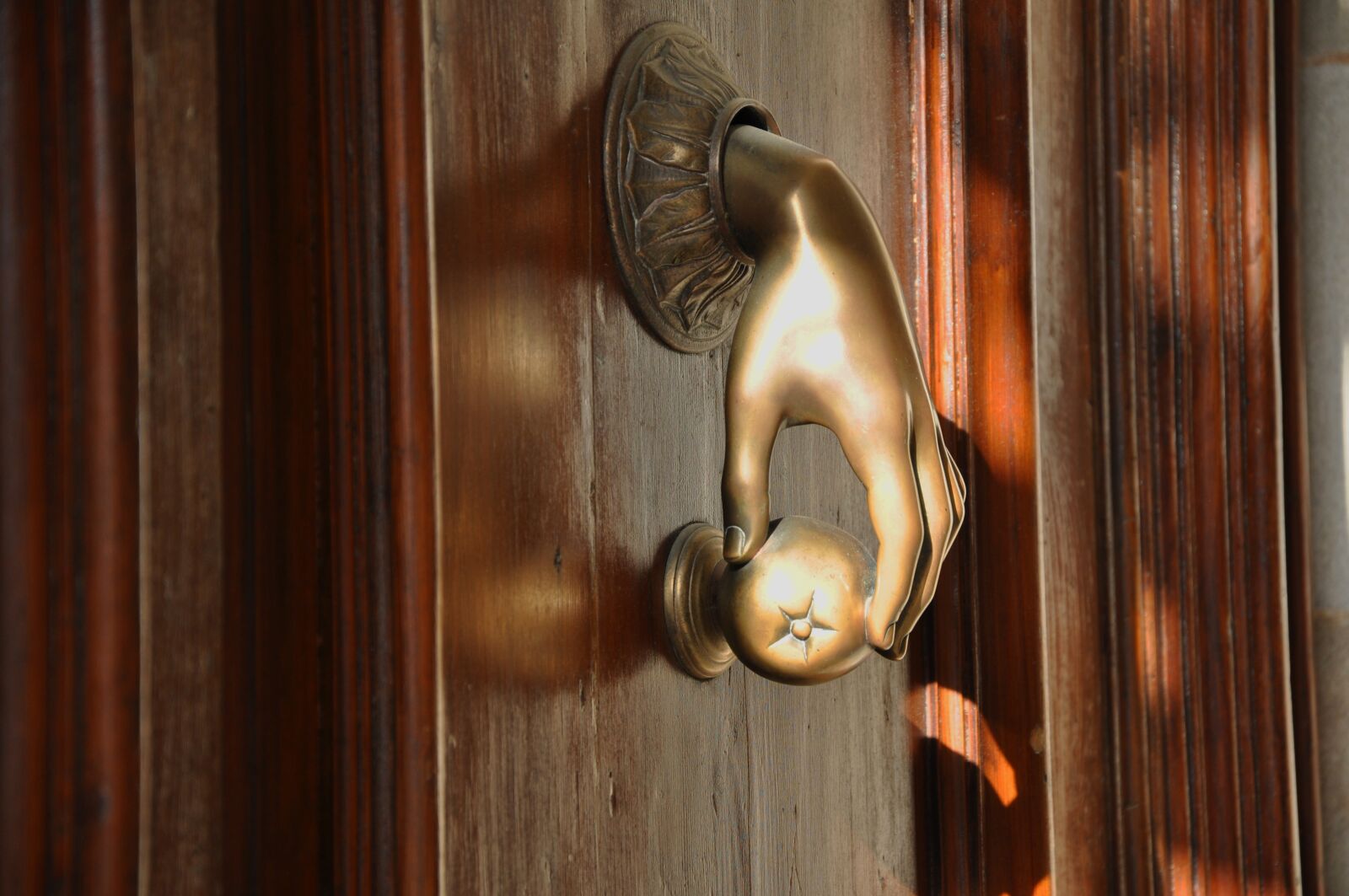 Nikon D90 sample photo. Door, passepartout, gold photography