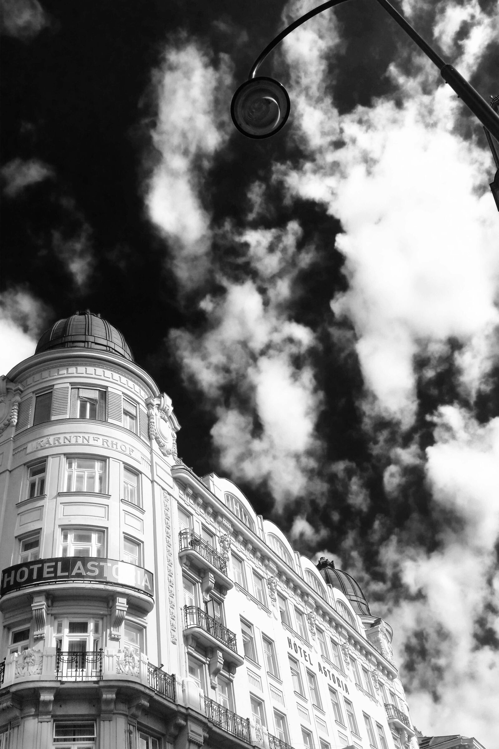 Samsung Galaxy S5 sample photo. Austria, city, black and photography