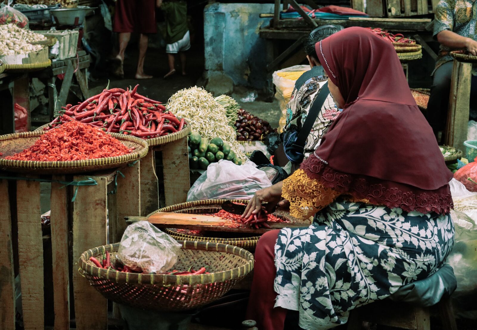 Canon EOS 750D (EOS Rebel T6i / EOS Kiss X8i) sample photo. Street, seller, traditional market photography