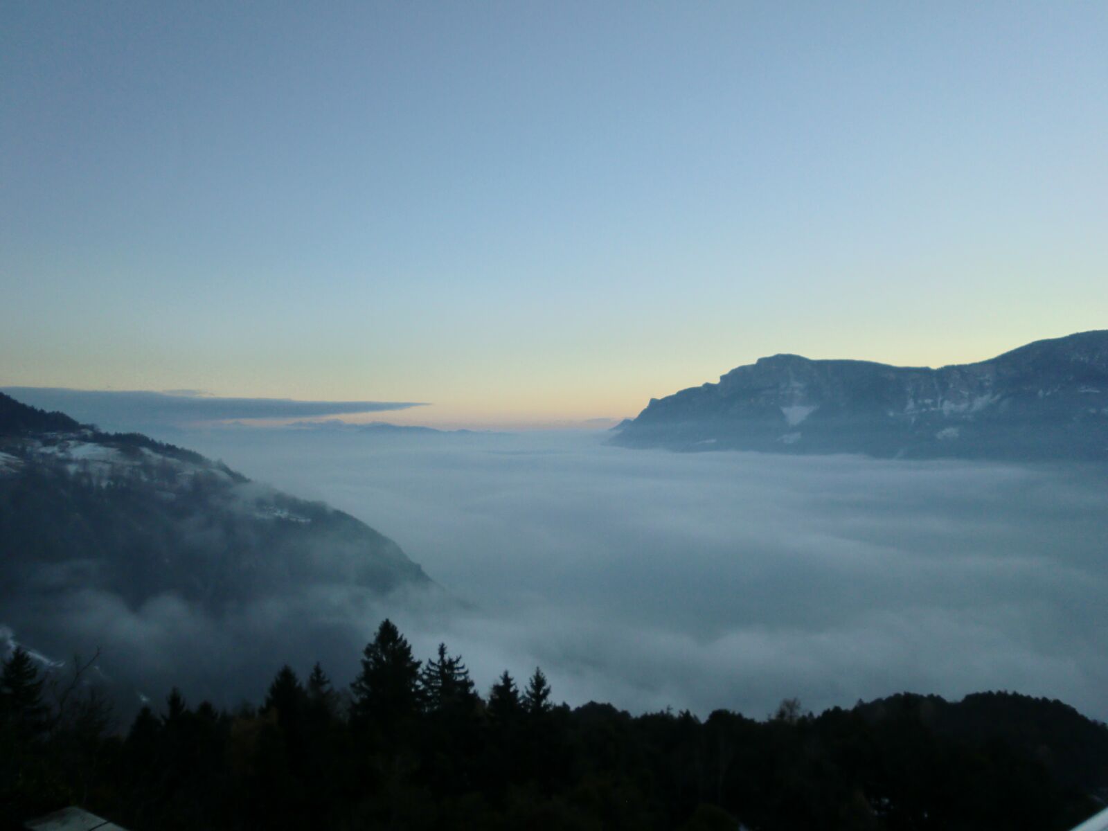 CASIO EX-Z550 sample photo. Trentino, mountain, fog photography