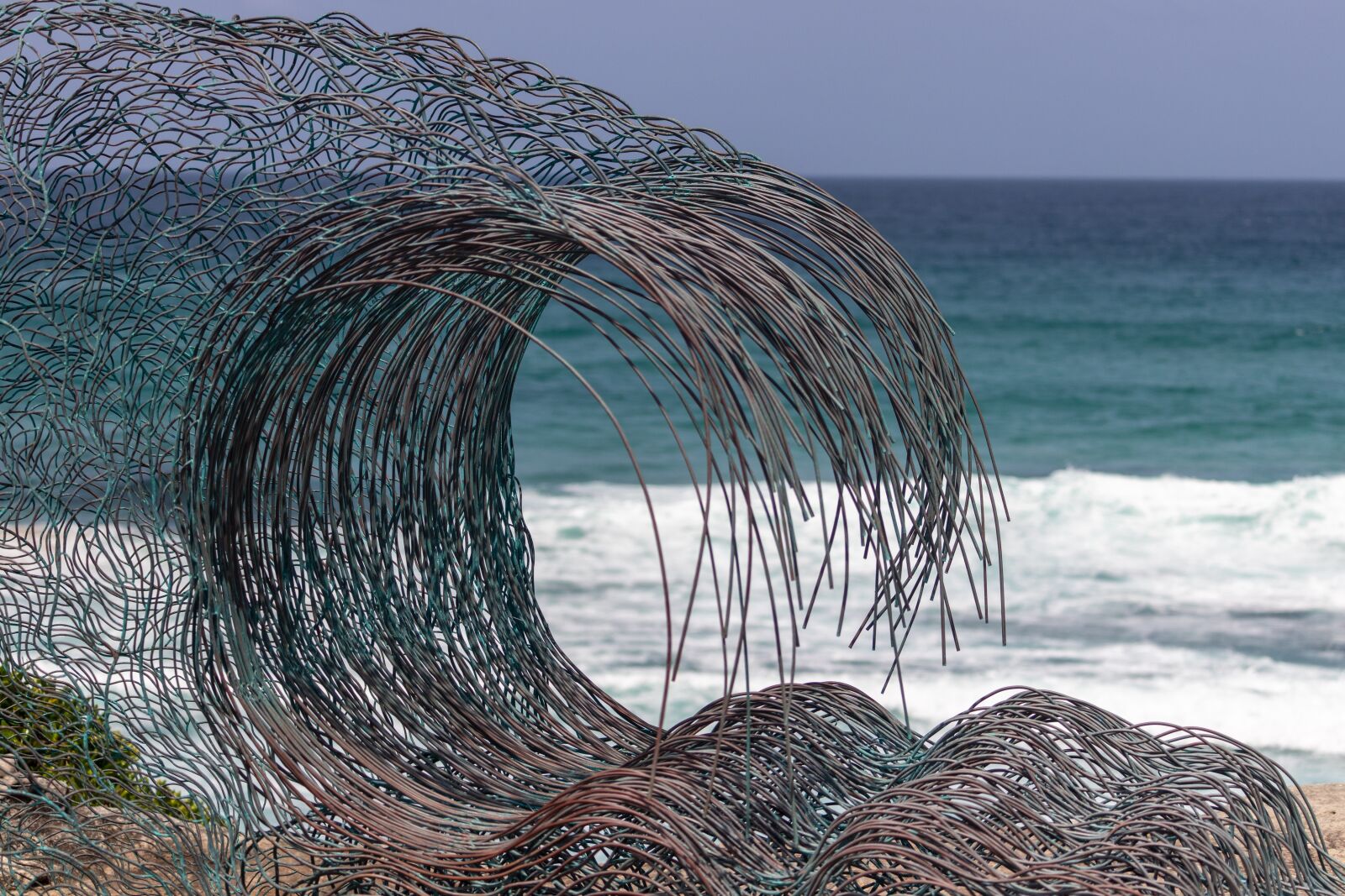 Canon EOS 200D (EOS Rebel SL2 / EOS Kiss X9) sample photo. Sculpture, wave, metal photography