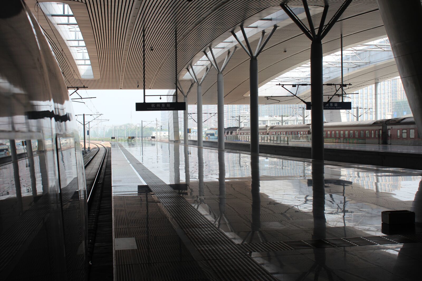 Canon EOS 600D (Rebel EOS T3i / EOS Kiss X5) sample photo. Station, shanghai, train photography