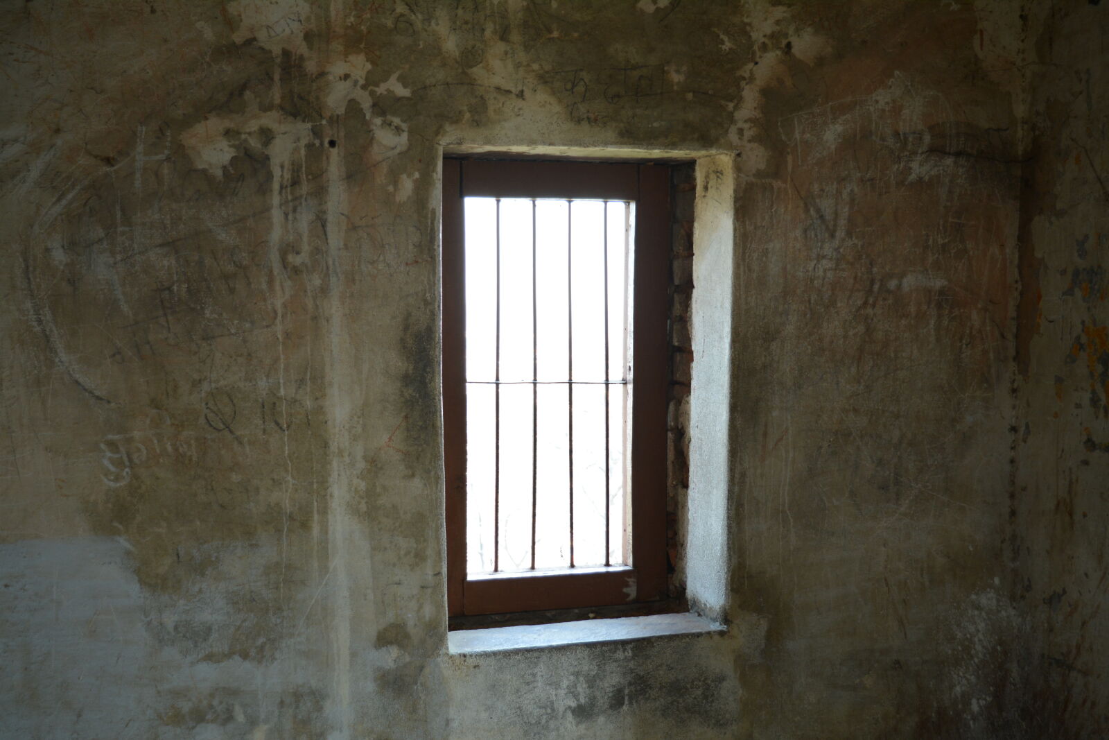 Nikon D5200 + Nikon AF-S DX Nikkor 18-55mm F3.5-5.6G VR II sample photo. Barred, window, fort, old photography