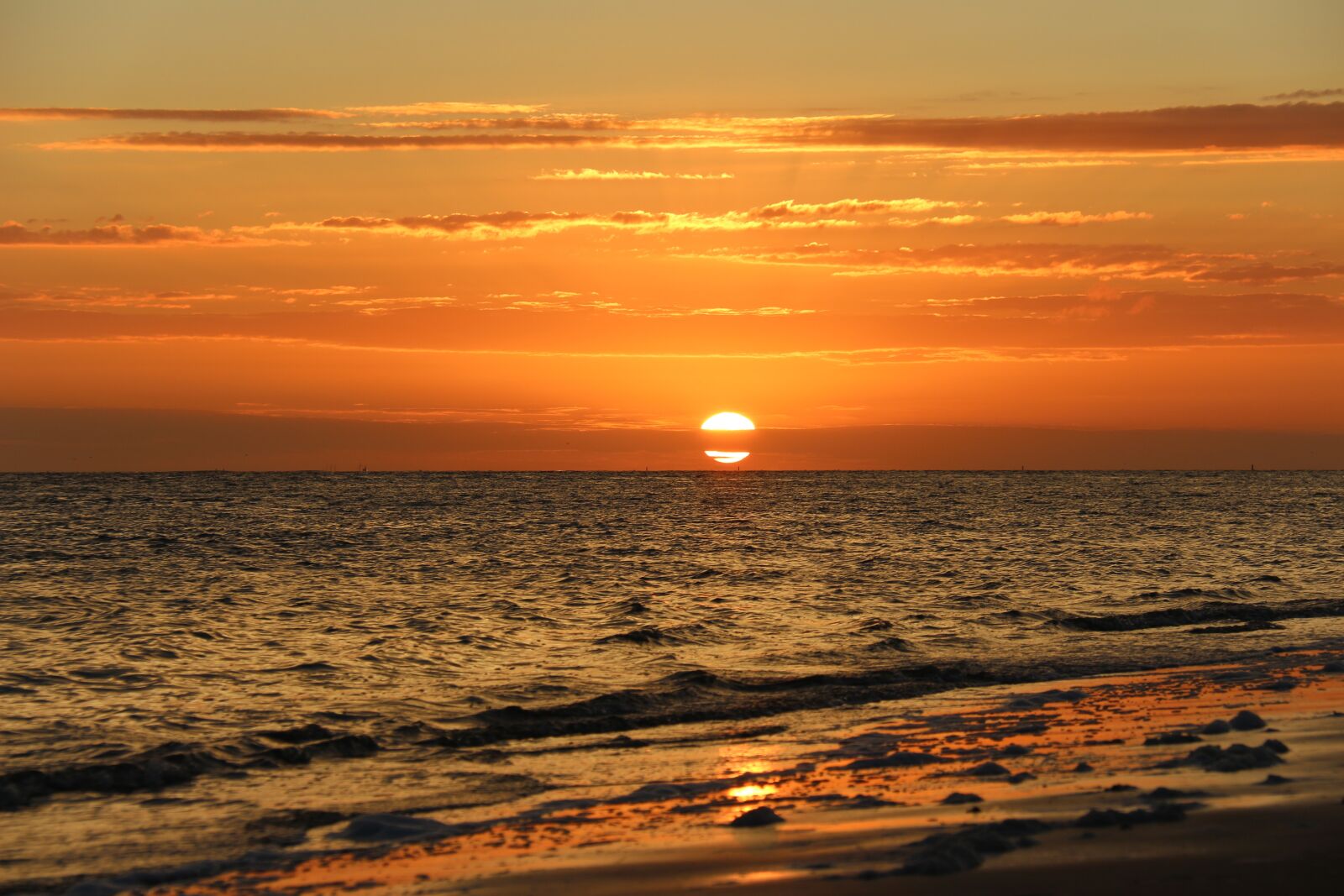 Canon EF-S 18-200mm F3.5-5.6 IS sample photo. Sunset, sea, romance photography