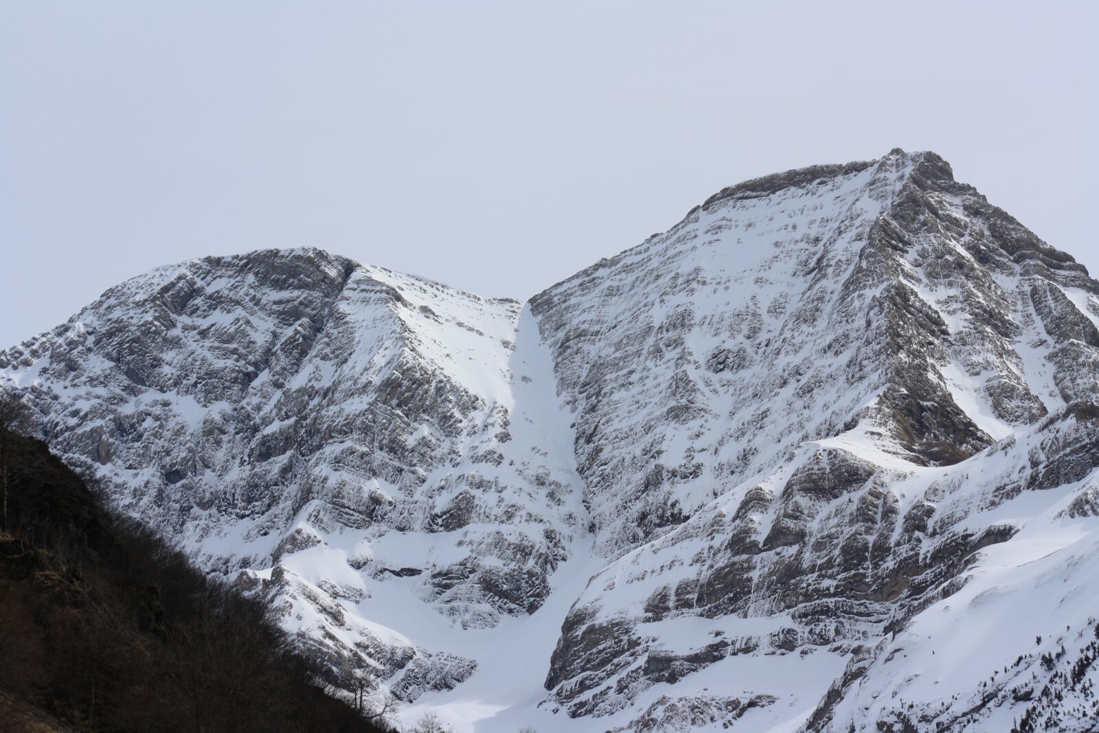 Canon EOS 1000D (EOS Digital Rebel XS / EOS Kiss F) sample photo. Pyrenees, snow, mountain photography