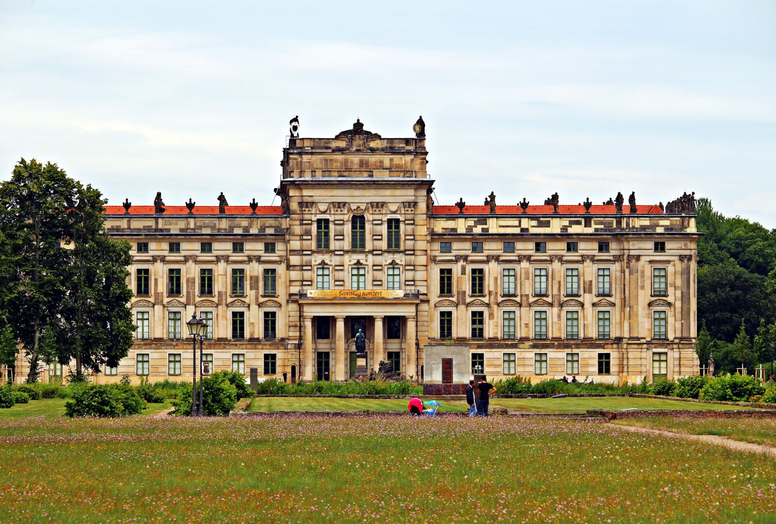 Canon EOS 100D (EOS Rebel SL1 / EOS Kiss X7) sample photo. Ludwigslust-parchim, castle, building photography