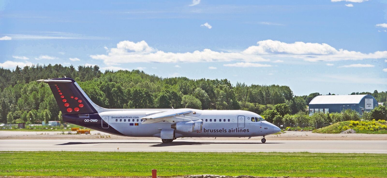 Panasonic Lumix DMC-GX8 sample photo. Cityjet, vierstrahlig, runway photography