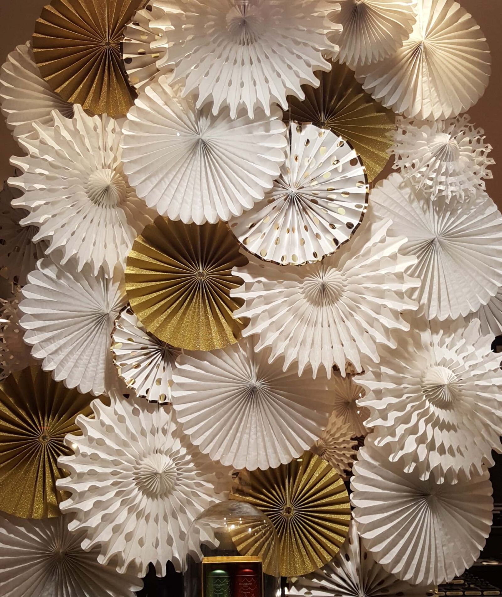 Samsung GALAXY S6 edge sample photo. Decoration, rosettes, paper photography