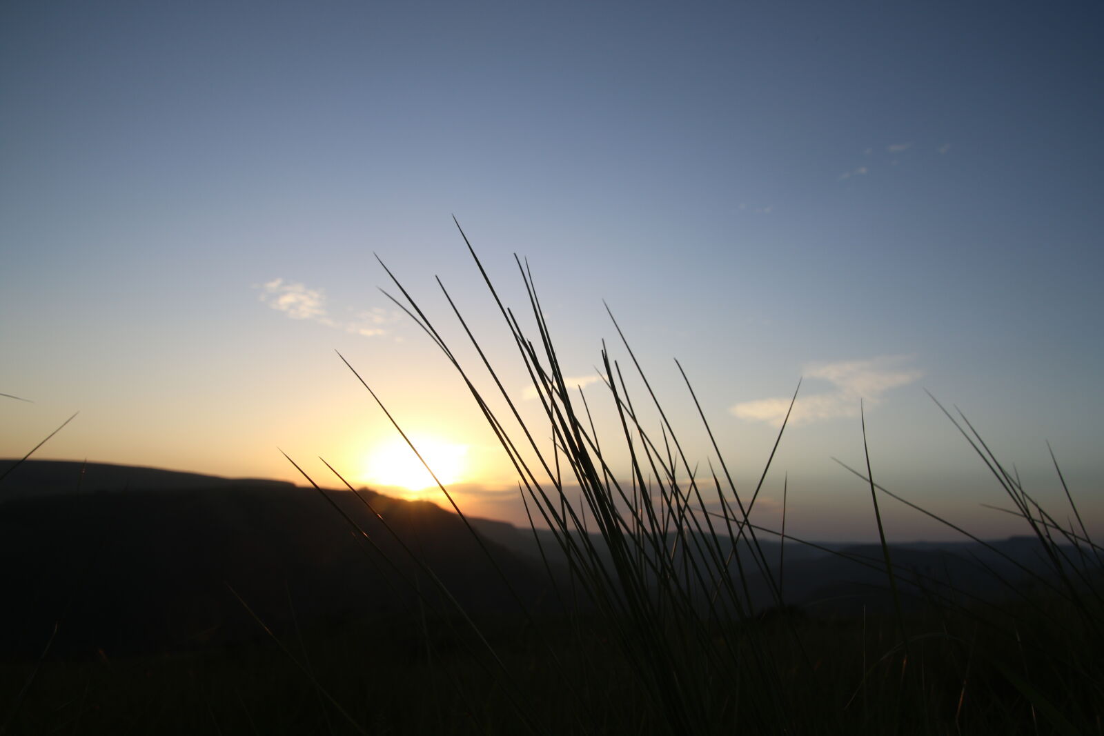 Canon EOS 7D Mark II sample photo. Grass, mountain, silhoutte, sun photography
