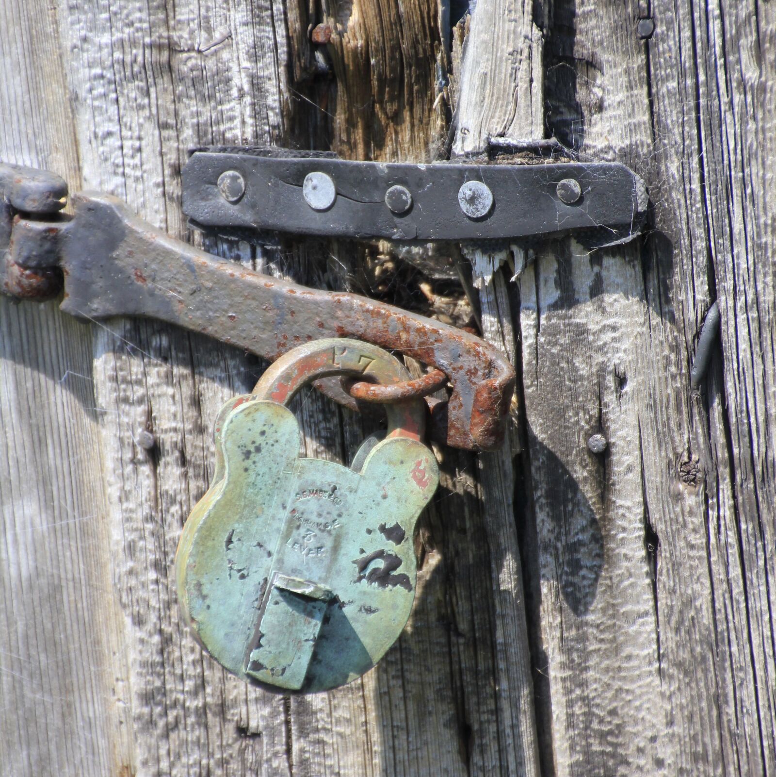 Canon EOS 550D (EOS Rebel T2i / EOS Kiss X4) sample photo. Padlock, rustic, wood photography