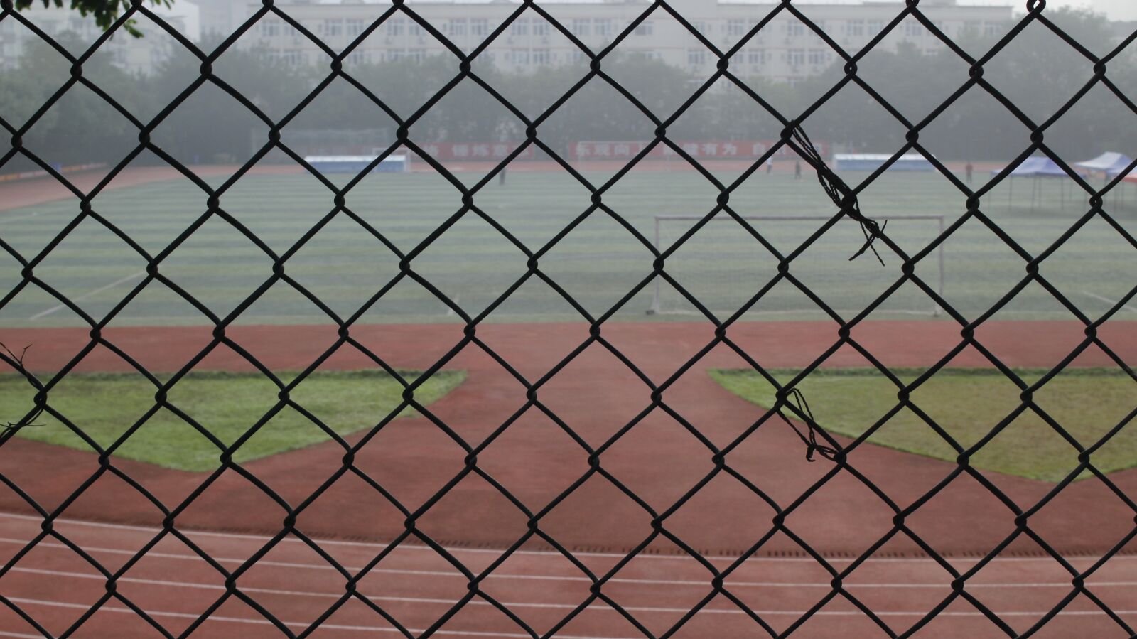 Canon EOS 1200D (EOS Rebel T5 / EOS Kiss X70 / EOS Hi) sample photo. Grid, playground, barbed wire photography