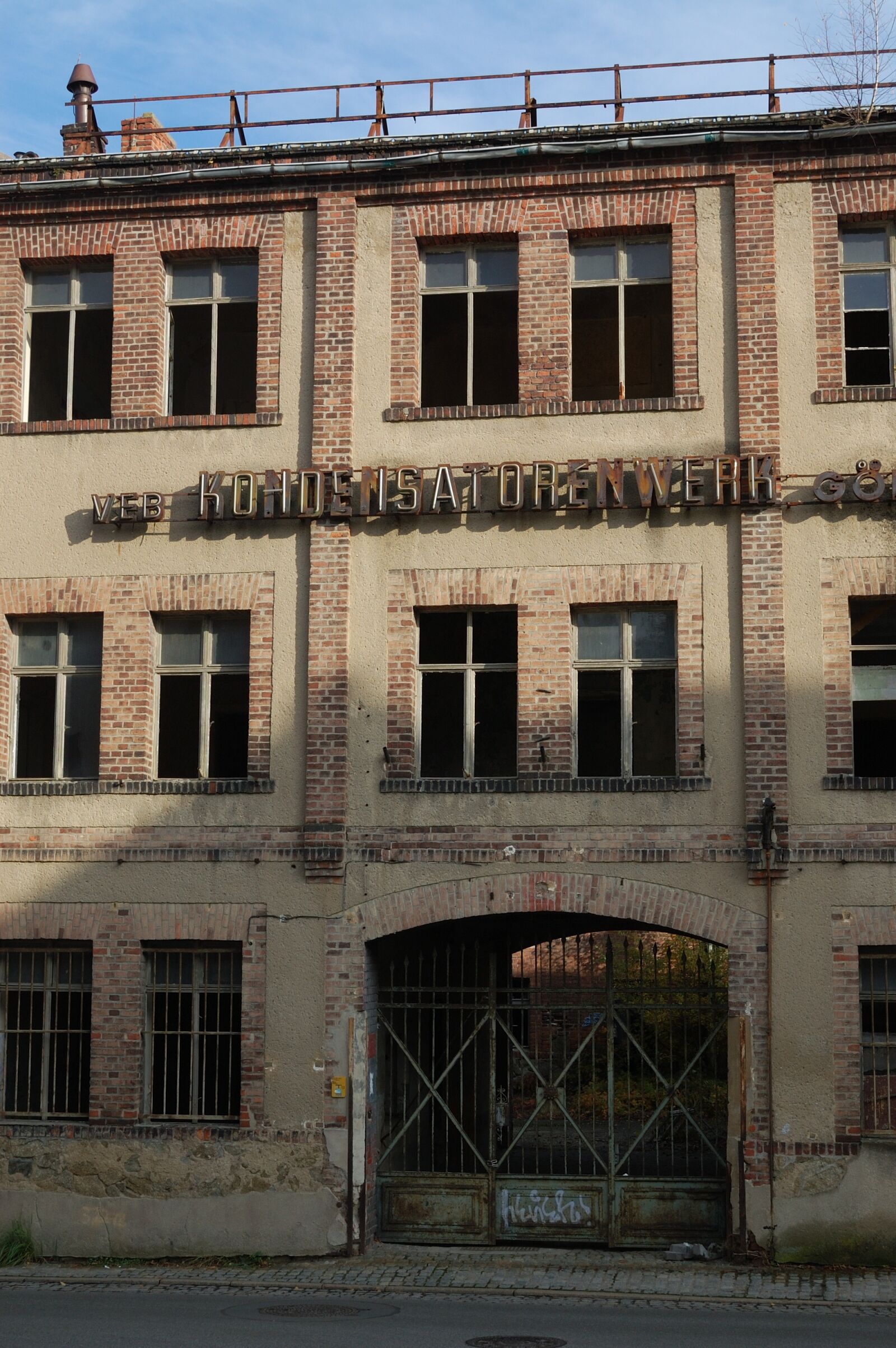 Nikon D40 sample photo. G rlitz, old factory photography