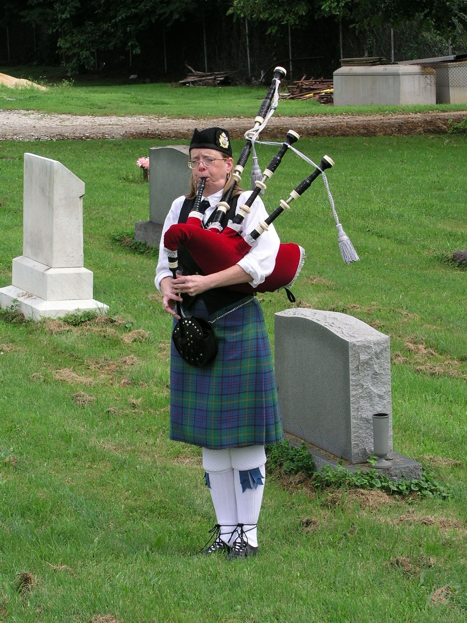 Olympus C5050Z sample photo. Bagpiper, music, scottish photography