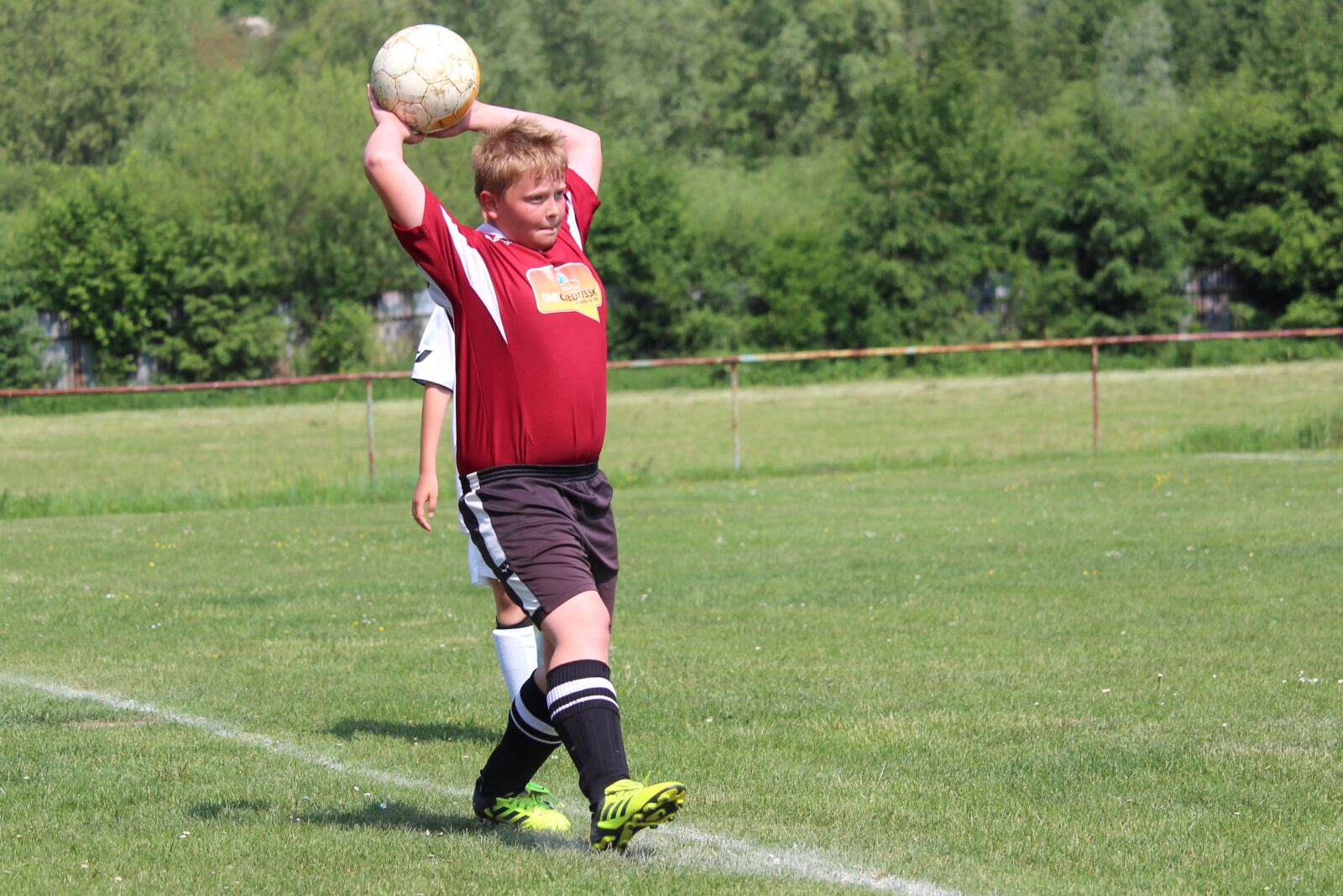Canon EF-S 55-250mm F4-5.6 IS STM sample photo. Football, autové throw-in, footballer photography