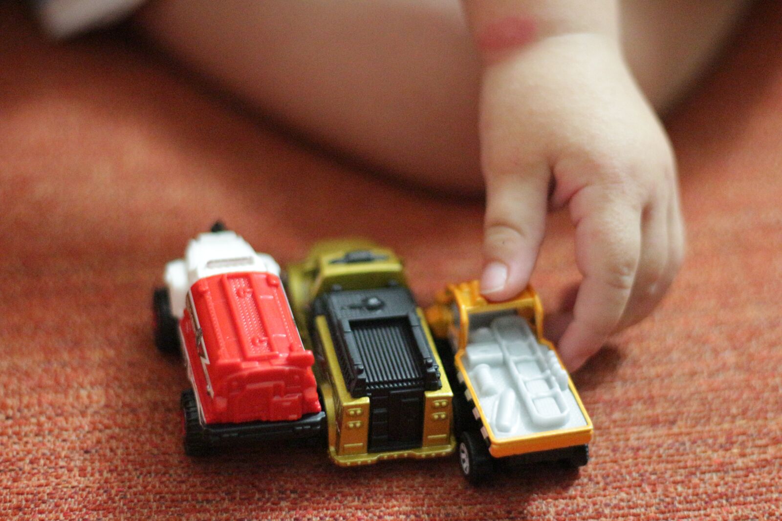 Canon EOS 650D (EOS Rebel T4i / EOS Kiss X6i) sample photo. Toy car, child's hand photography