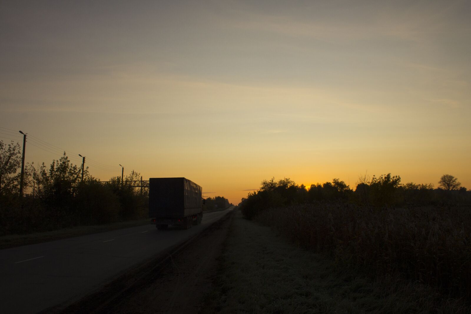 Canon EOS 60D + Canon EF-S 18-55mm F3.5-5.6 sample photo. Road, trailer, truck photography
