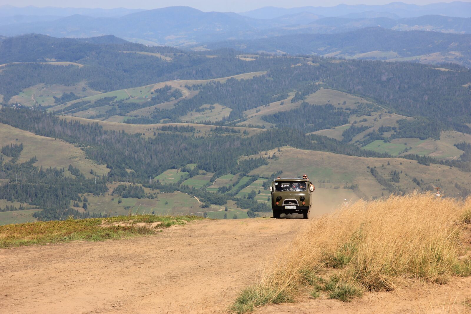 Canon EOS 550D (EOS Rebel T2i / EOS Kiss X4) sample photo. The carpathians, mountain, truck photography
