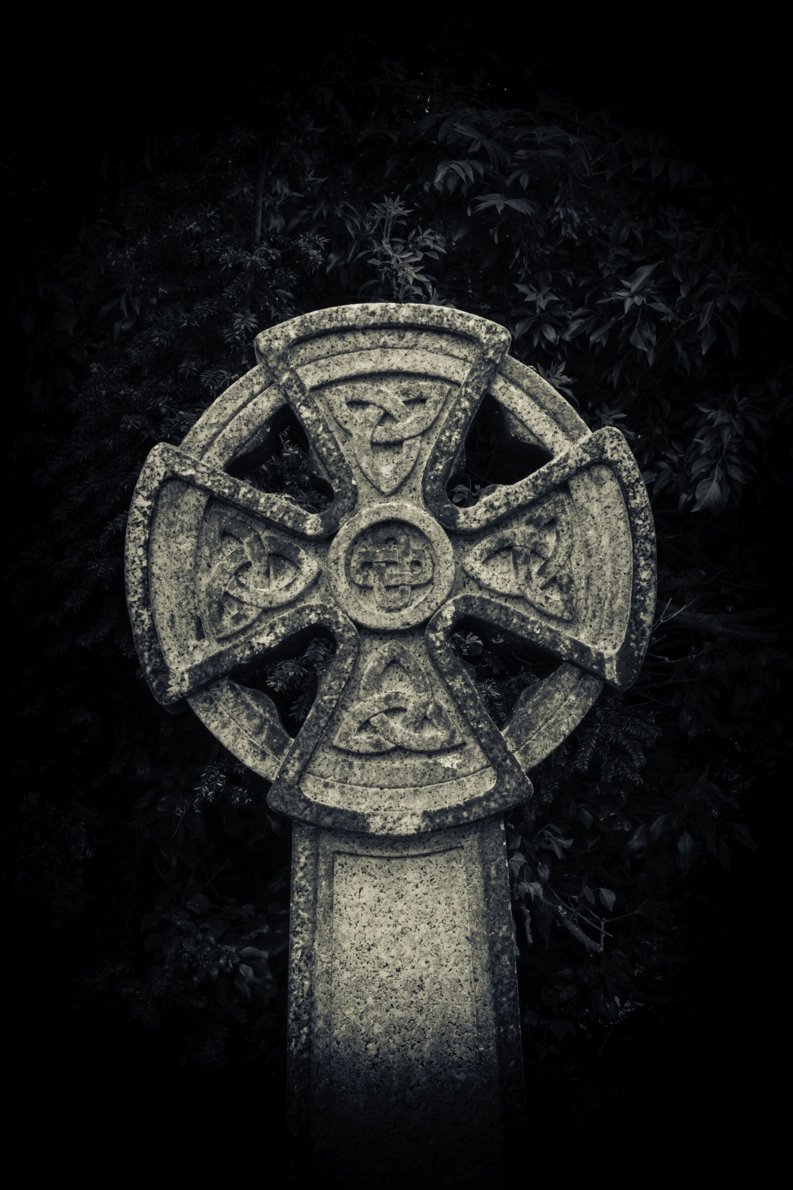 Canon EF-S 17-85mm F4-5.6 IS USM sample photo. Celtic cross, grave, cemetery photography