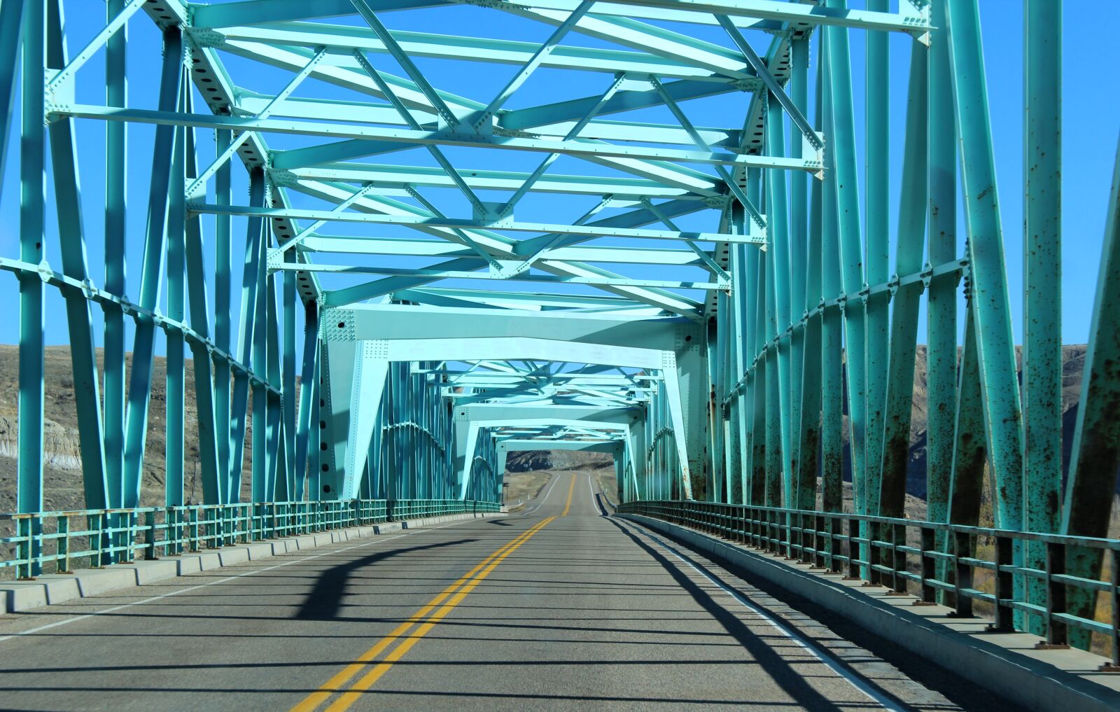 Canon EOS 600D (Rebel EOS T3i / EOS Kiss X5) sample photo. Bridge, road, turquoise photography