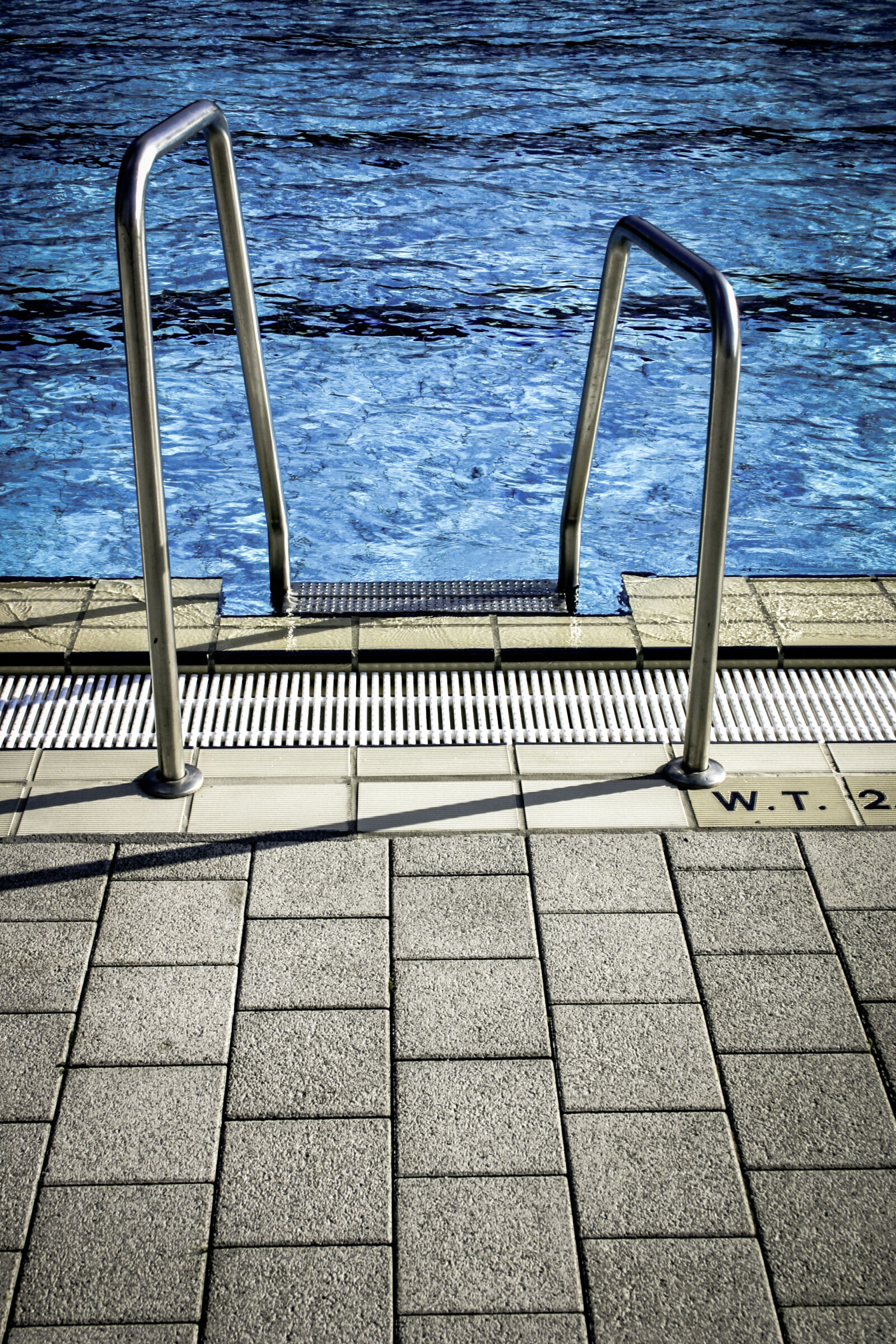 Canon EOS 300D (EOS Digital Rebel / EOS Kiss Digital) sample photo. Water, pattern, tiles, swimming photography