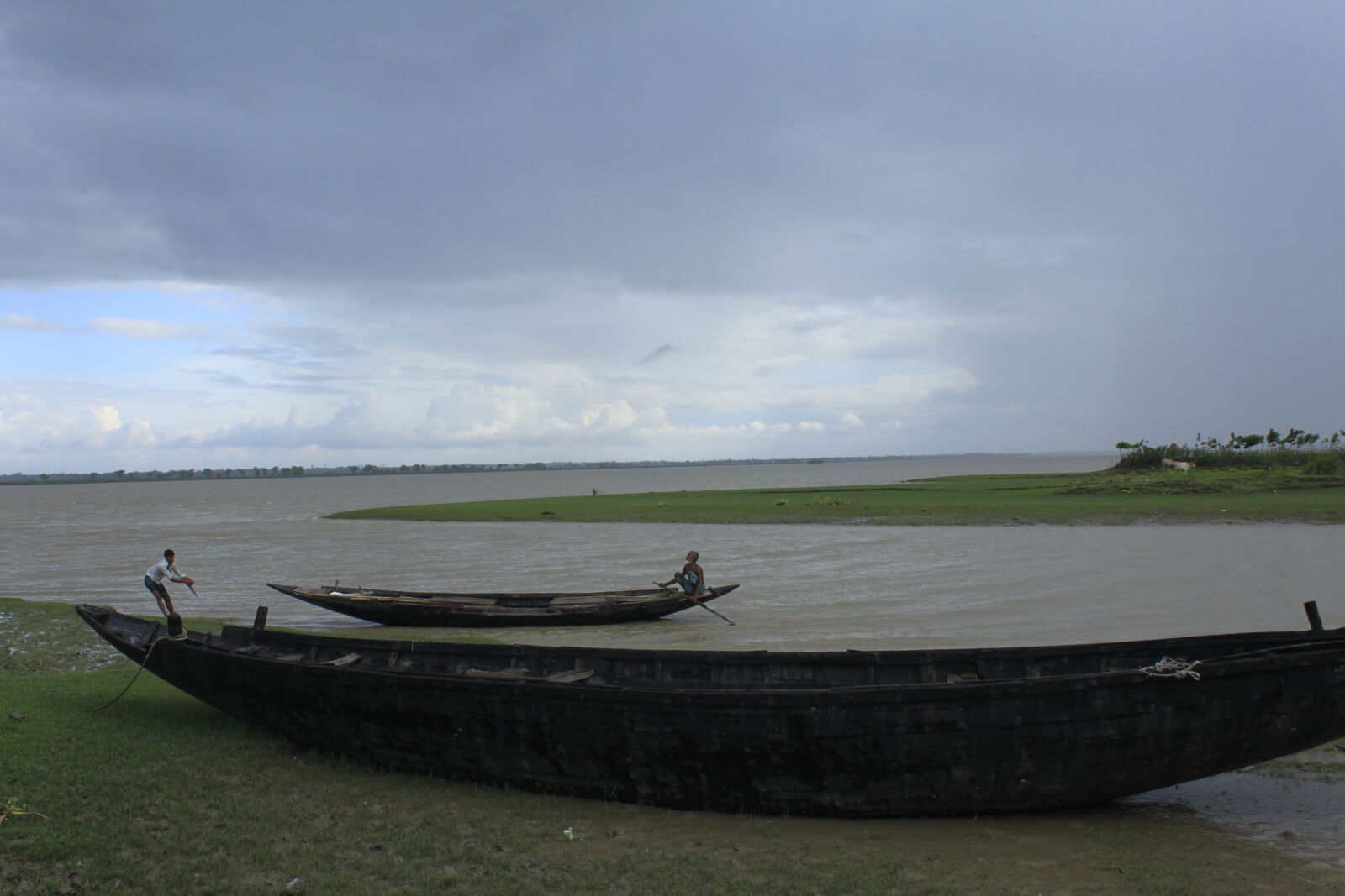 Canon EOS 500D (EOS Rebel T1i / EOS Kiss X3) sample photo. Bangladesh, canal, fisherman, flower photography