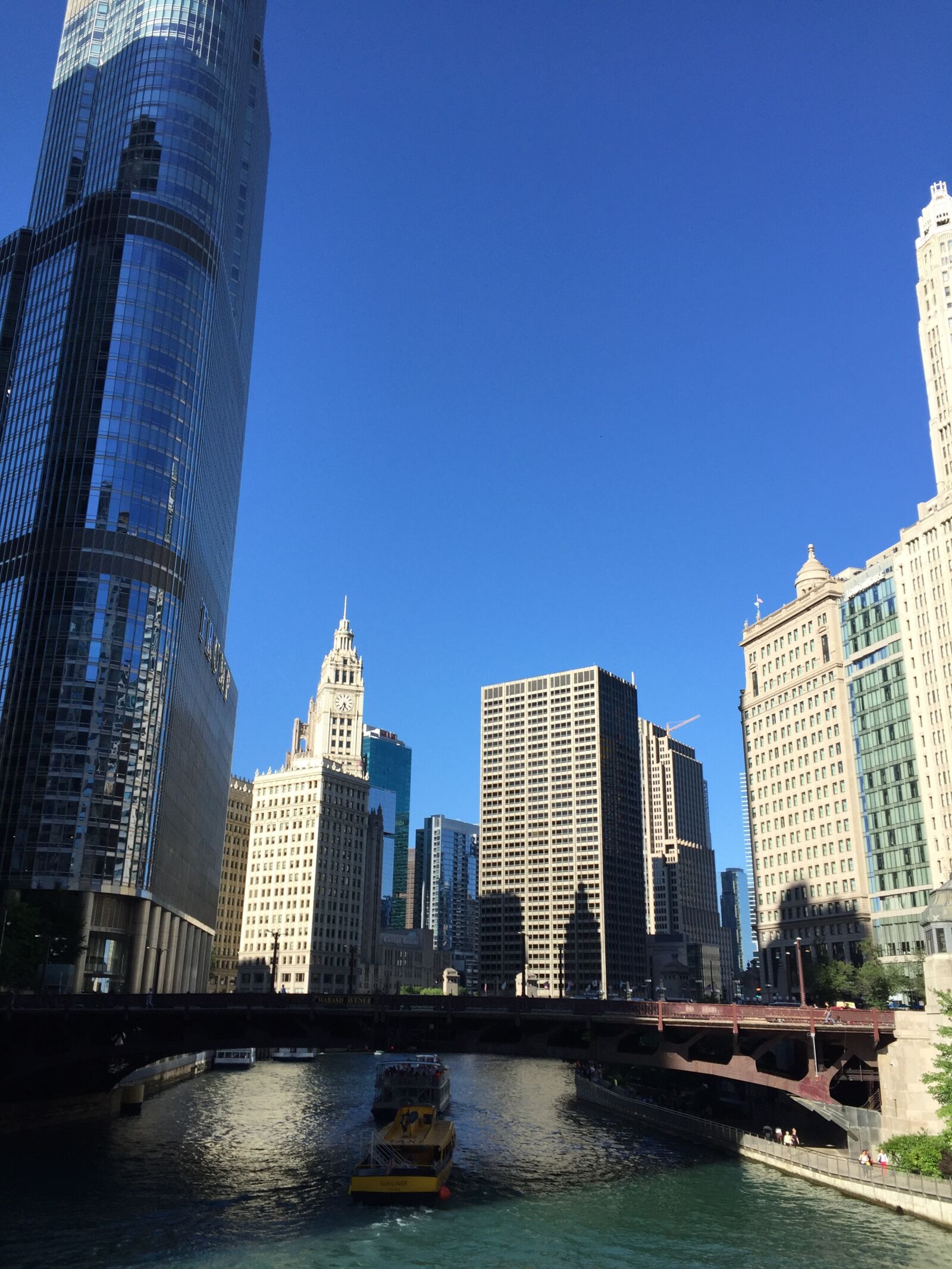 iPhone 6 back camera 4.15mm f/2.2 sample photo. Chicago, building, sky photography