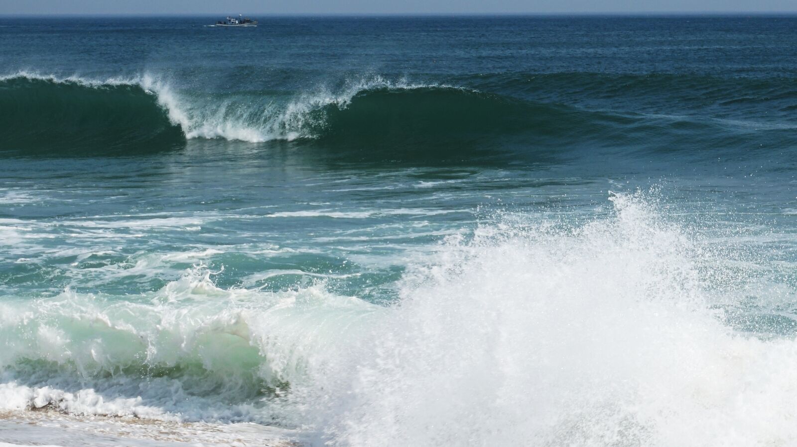 Sony Alpha a5000 (ILCE 5000) sample photo. Waves, gangneung, sand photography