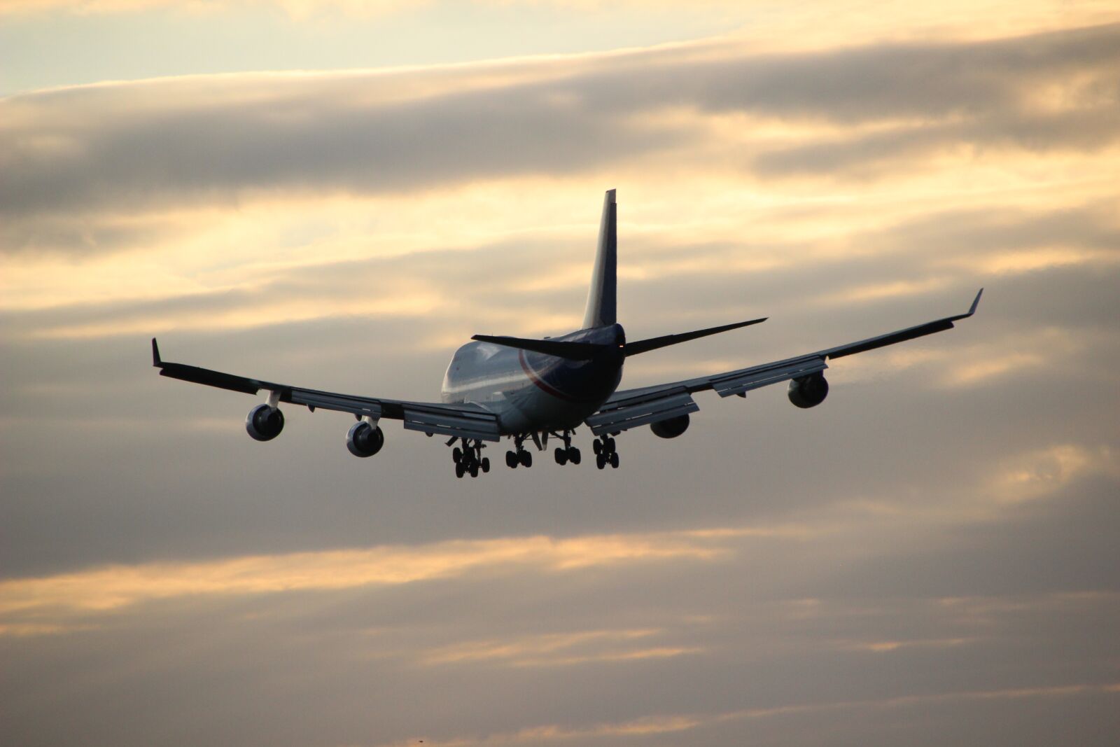 Canon EOS 600D (Rebel EOS T3i / EOS Kiss X5) sample photo. Airplane in the evening photography