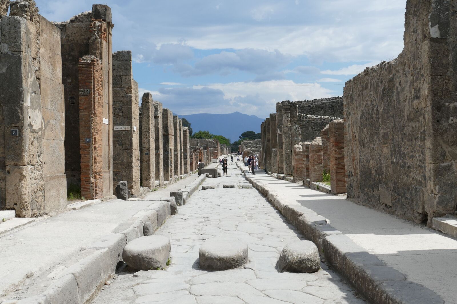 Panasonic Lumix DMC-FZ1000 sample photo. Pompeii, italy, naples photography