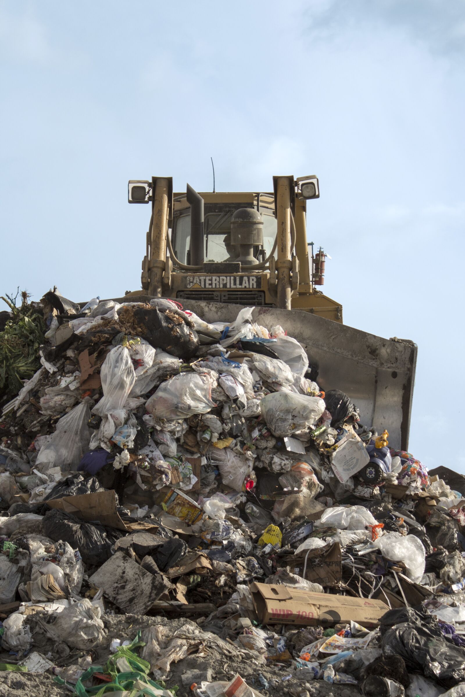 Canon EOS 600D (Rebel EOS T3i / EOS Kiss X5) sample photo. Landfill, bulldozer, garbage photography