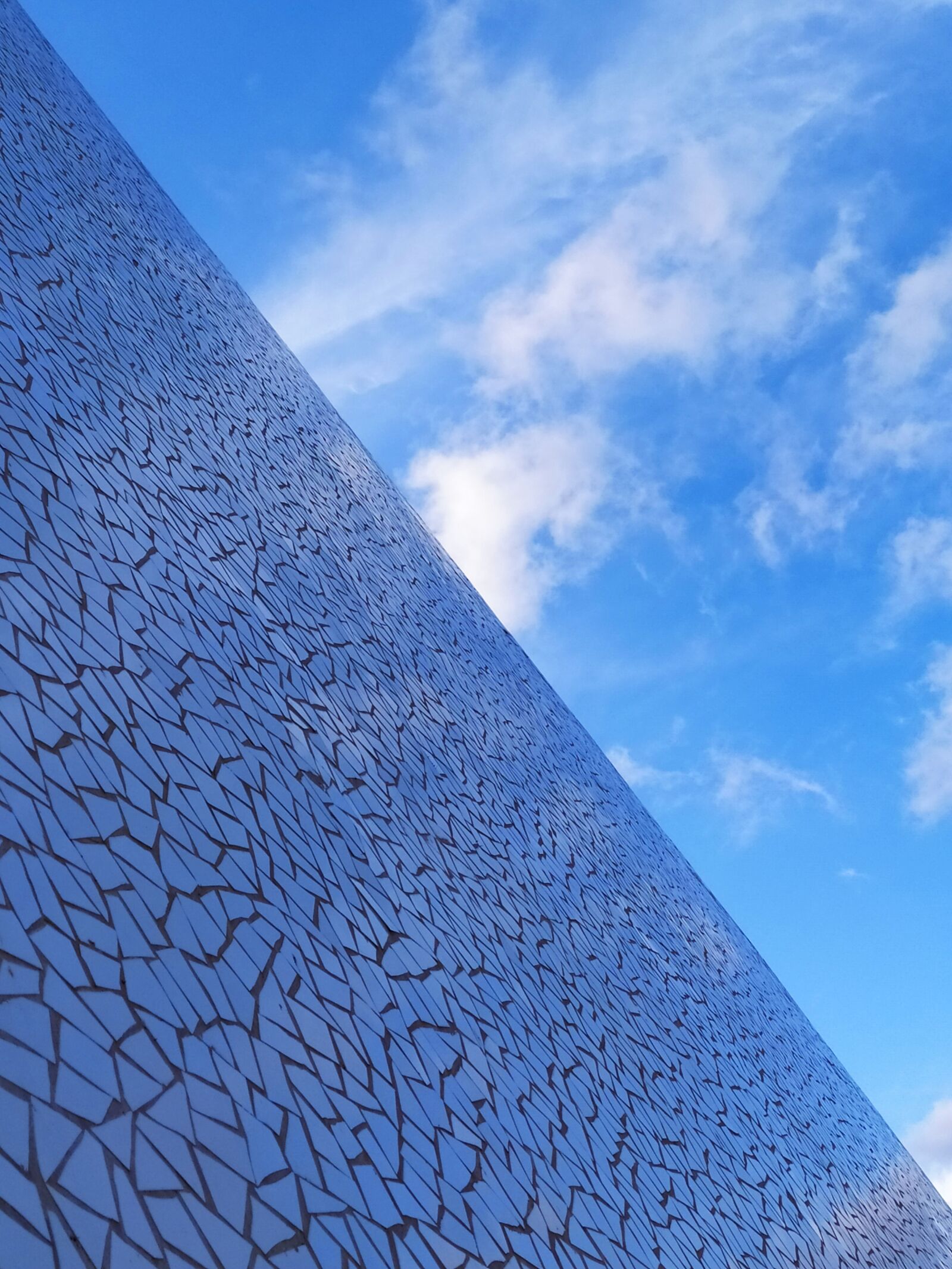 Xiaomi Redmi Note 7 sample photo. Texture, sky, wall photography