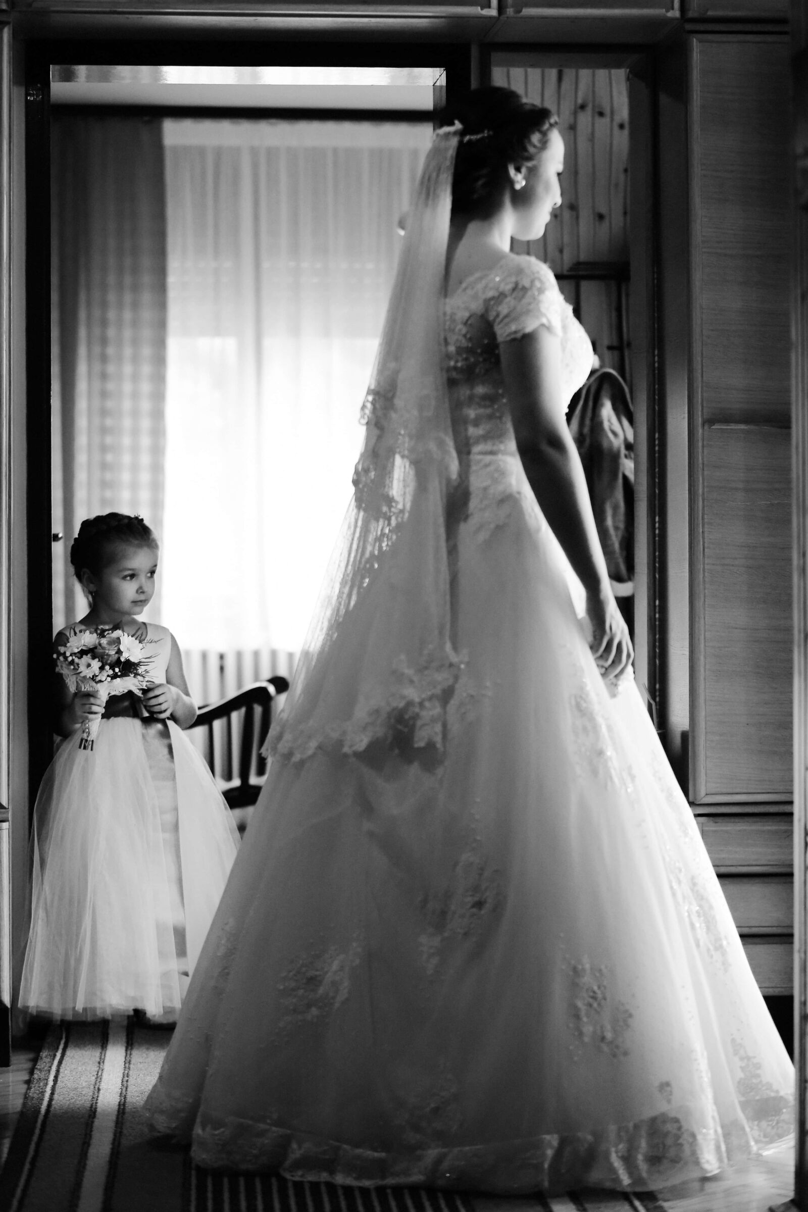 Canon EOS 5D Mark III sample photo. Wedding dress, wedding, child photography