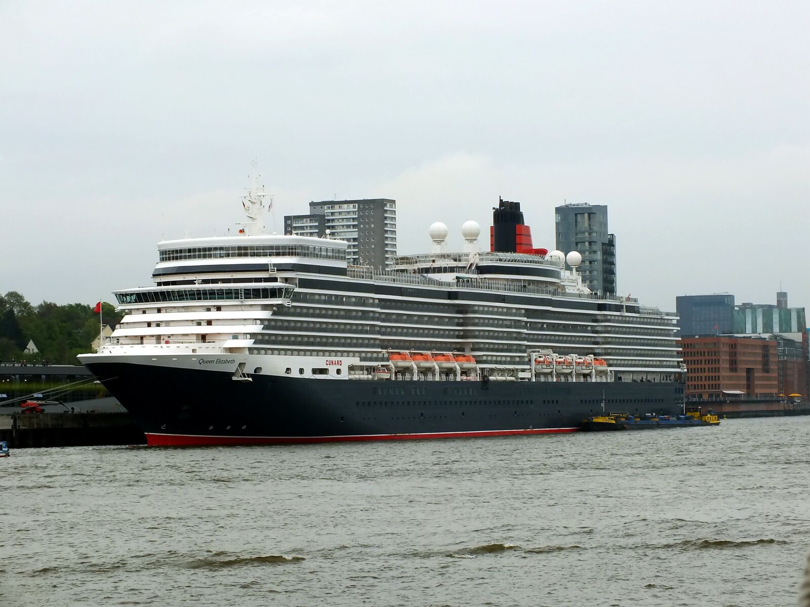 Fujifilm FinePix HS30EXR sample photo. Ship queen elizabeth, hamburg photography