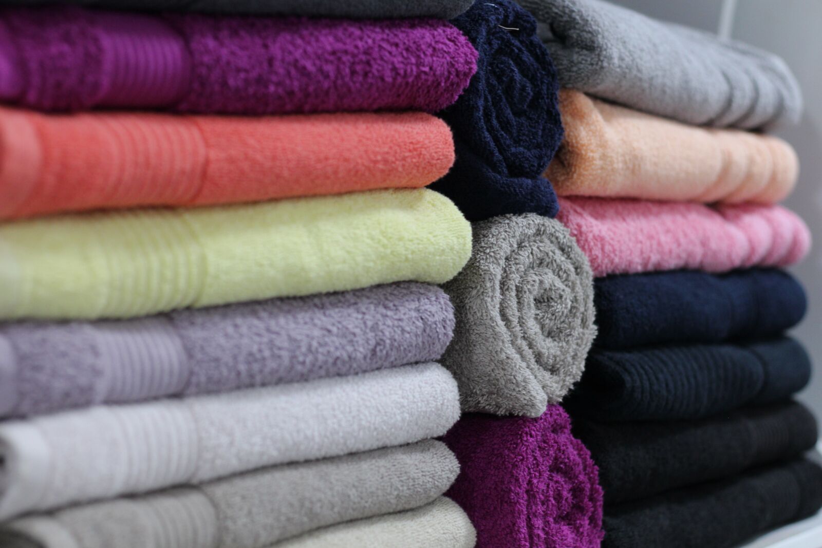 Canon EOS 650D (EOS Rebel T4i / EOS Kiss X6i) + Canon EF 50mm F1.8 II sample photo. Towels, linens, store photography