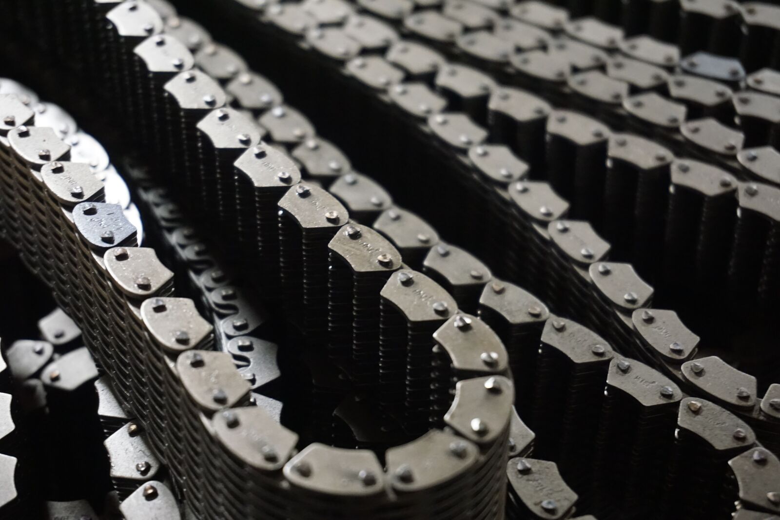 Sony E 16-50mm F3.5-5.6 PZ OSS sample photo. Chain, pattern, industrial photography