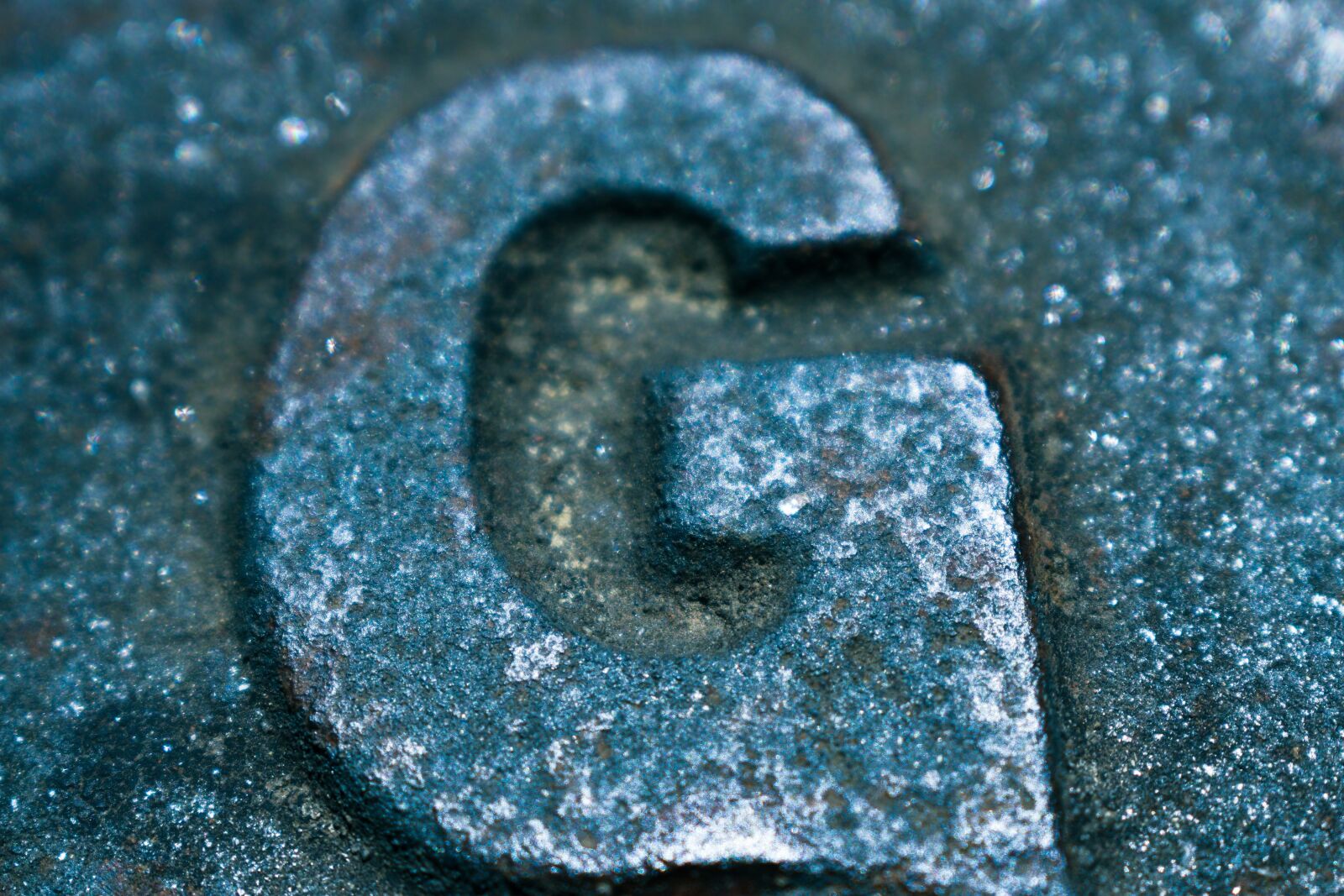 Nikon D5600 sample photo. Metal, typography, metallic photography