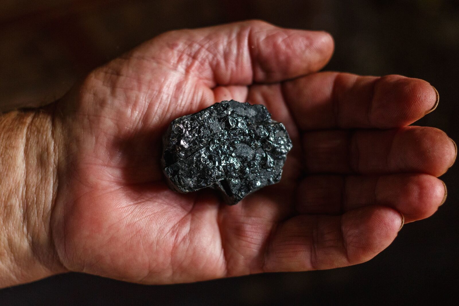 Canon EOS 100D (EOS Rebel SL1 / EOS Kiss X7) sample photo. Hand, stone, coal, texture photography