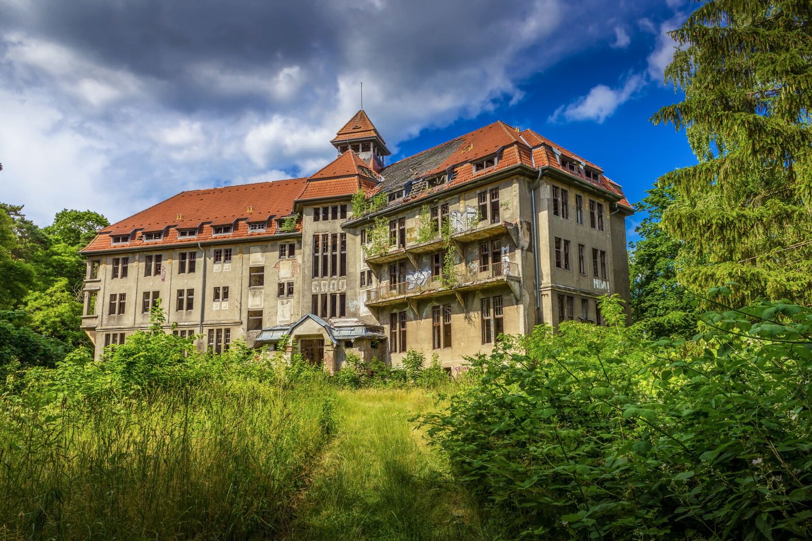 Canon EOS 600D (Rebel EOS T3i / EOS Kiss X5) sample photo. Abandoned, house, schwerin photography