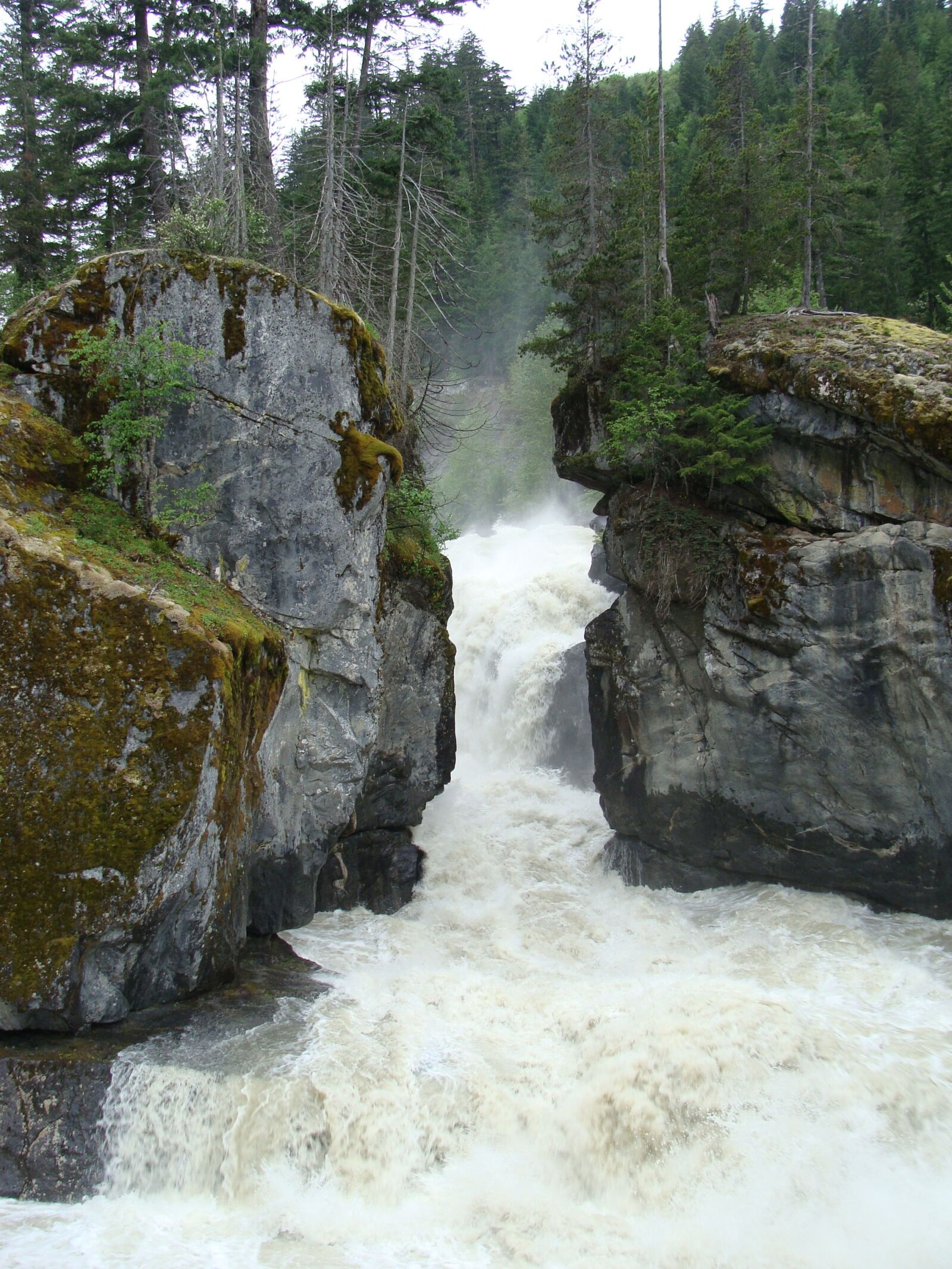 Sony Cyber-shot DSC-H10 sample photo. Waterfall, river, wilderness photography