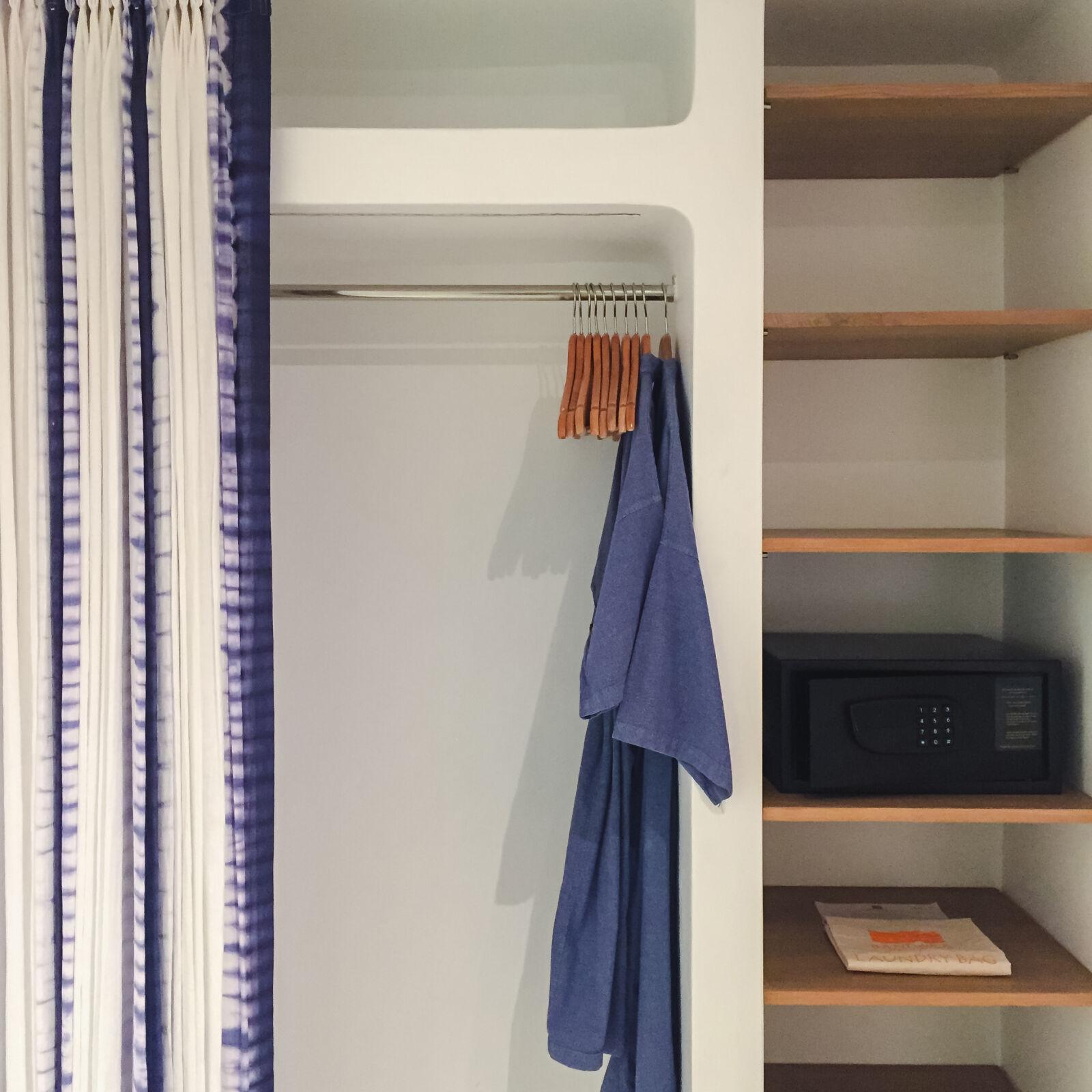 iPhone 6 back camera 4.15mm f/2.2 sample photo. Background, bathrobe, bathroom, beauty photography