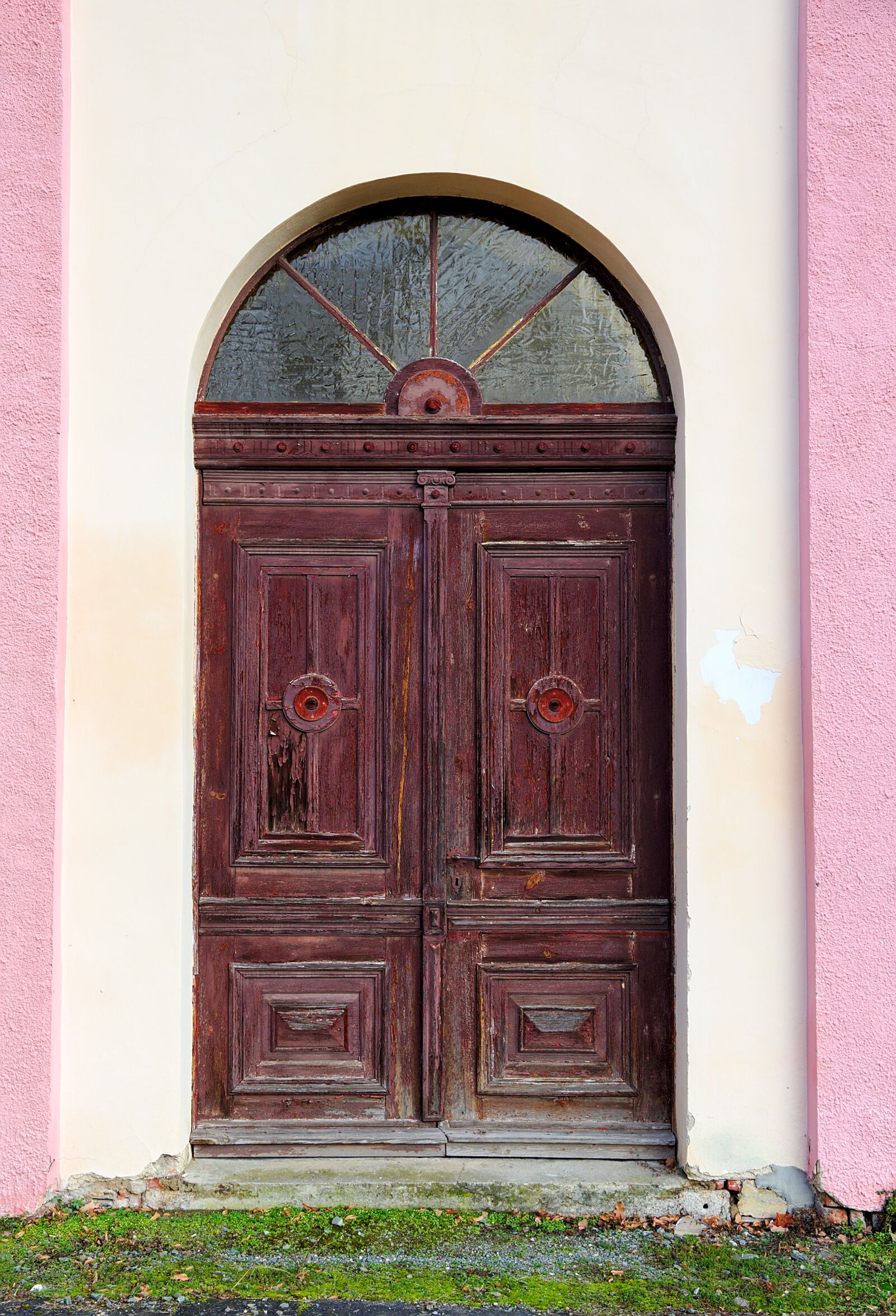 Canon EF 24-105mm F3.5-5.6 IS STM sample photo. Door, castle, wood photography